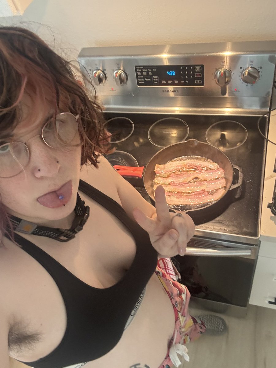 feralhousepuppy's tweet image. gotta get her started with plenty of protein to withstand today’s abuse