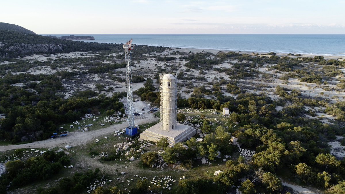 İmparator Claudius’un MS 43 yılında oluşturduğu Lykia Eyaleti’nin başkenti Patara’da;
sonraki İmparator Nero’nun inşa ettirdiği deniz fenerinin kule restorasyonu tamamlandı. Son kontroller,iskele ve kule vinç sırada.
Heyecanım da emeğim kadar çok büyük
#denizfeneri #lighthouse