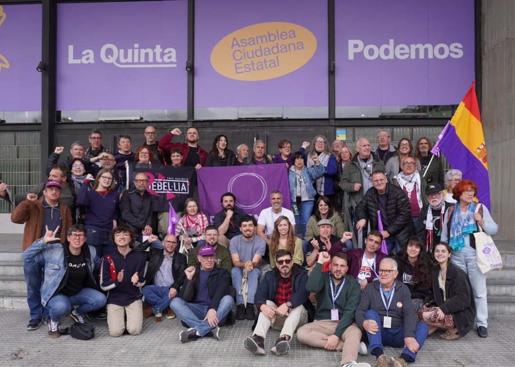 Gracias a la militancia valenciana que se ha acercado este finde a Madrid para llenar La Quinta de Podemos (también a los y las despistadas que faltan en la foto 😅). Sois lo mejor y juntas vamos a poner a la izquierda en pie 💜 <a href="/Podem_/">Podem</a>