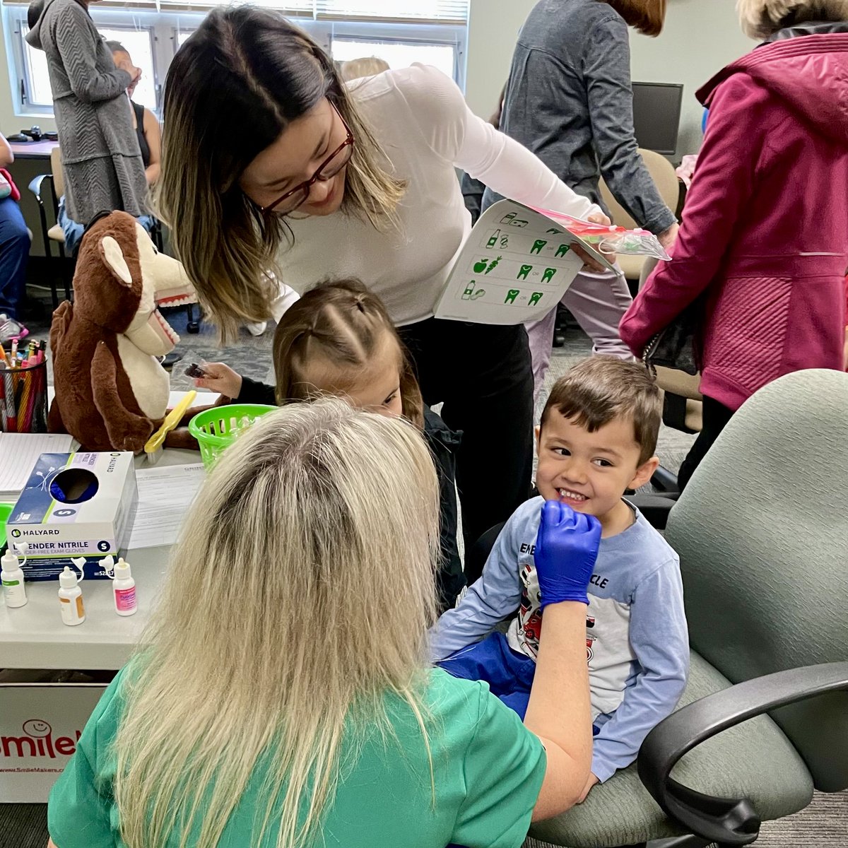 LearningLabID's tweet image. Strong partnerships = stronger communities. Thank you Delta Dental for bringing your oral health expertise to our family literacy program! From brushing tips to sugar shockers (we see you, root beer 👀), our families learned so much. #CommunityPartners #OralHealth #FamilyLiteracy