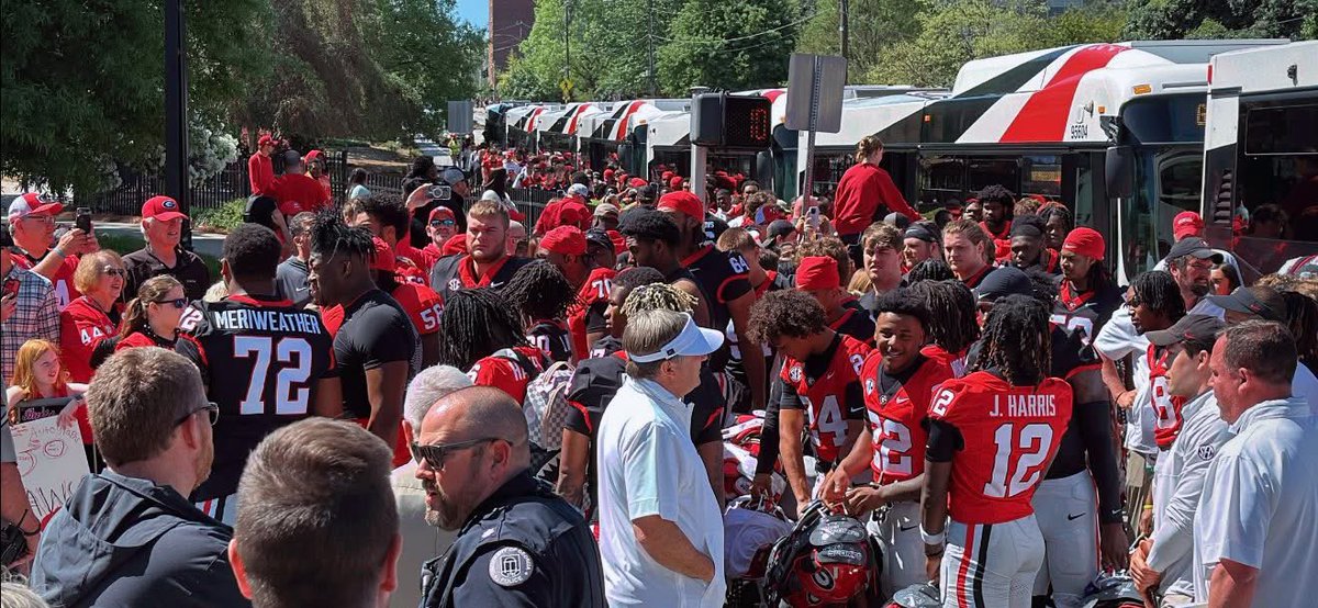 MARIOGA12000's tweet photo. Kirby and dem DAWGS are here….! #gday #saturdayinathens #godawgs 🐶 https://t.co/NQAqH4322C