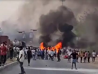 MadlyUrss's tweet photo. It's Easy To Create Ruckus And Damage Public Properties In The Name Of #Freedom_Of_Expression.
And No Wonder Why Only One Specific Community Supported By Secular Clowns Are Doing This Effortlessly Every Single Time...
We Are Sitting On Time Bmbs...
#MurshidabadViolence 💔 https://t.co/3KyspvqlVY