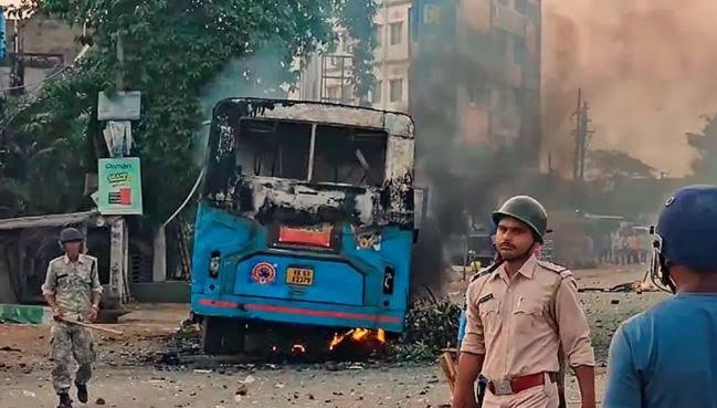 MadlyUrss's tweet photo. It's Easy To Create Ruckus And Damage Public Properties In The Name Of #Freedom_Of_Expression.
And No Wonder Why Only One Specific Community Supported By Secular Clowns Are Doing This Effortlessly Every Single Time...
We Are Sitting On Time Bmbs...
#MurshidabadViolence 💔 https://t.co/3KyspvqlVY