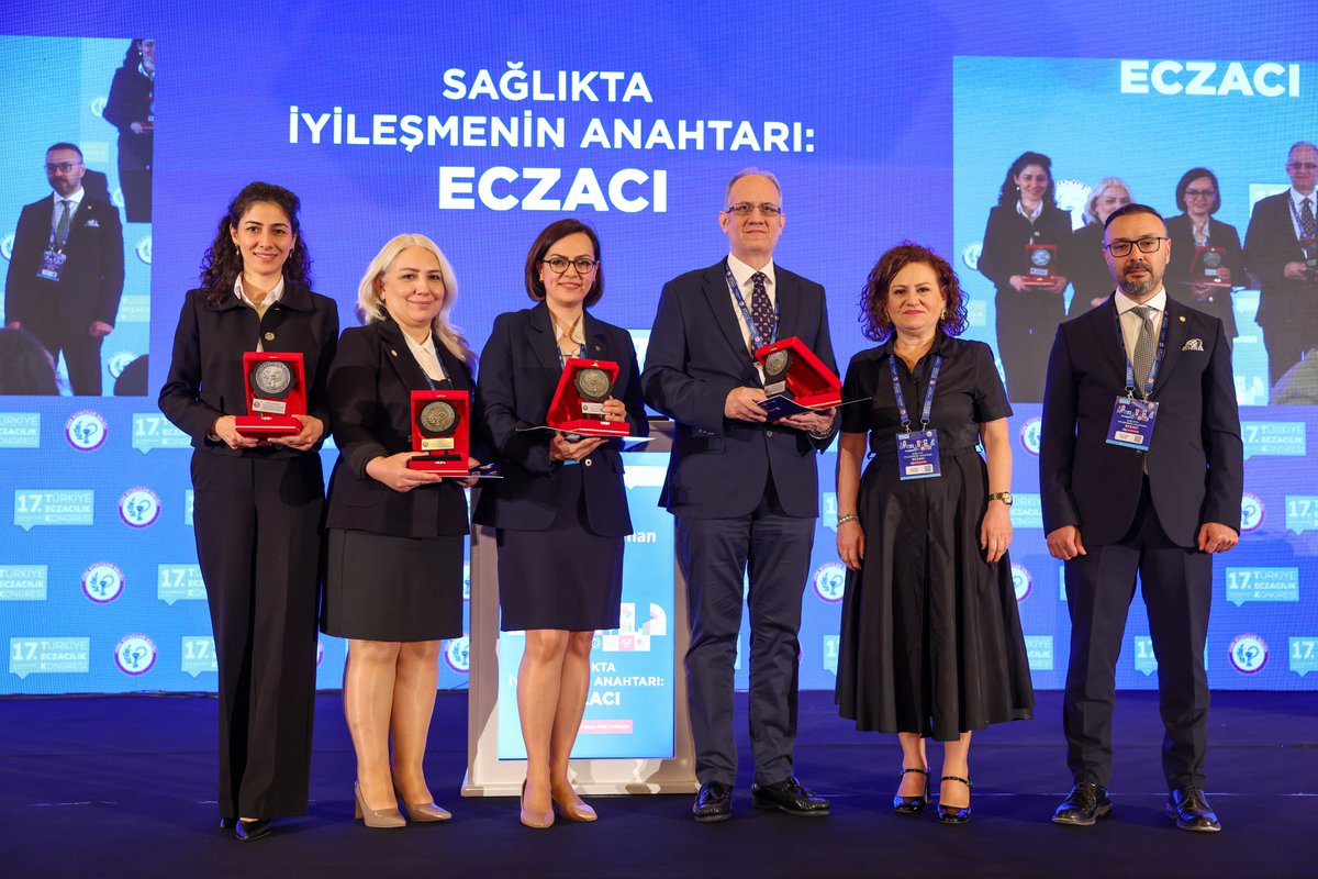 tebkurumsal's tweet photo. "Sağlıkta İyileşmenin Anahtarı: Eczacı" temasıyla yola çıktığımız 17.Türkiye Eczacılık Kongremiz üçüncü günü, alanında uzman akademisyenlerin ve meslektaşlarımızın katkılarıyla onbir oturumla devam etti.

Bölge Eczacı Odası Başkanlarımızın moderatörlüğünde yürütülen oturumlarda, mesleğimizin güncel dinamikleri, bilimsel gelişmeler ve mesleğimizin geleceğine yönelik yaklaşımlar çok yönlü bir bakış açısıyla ele alındı.

Kongremizin üçüncü günündeki bilimsel oturumlar,
•Polifarmasi ve Hasta Güvenliği: Etkileşimlerden Kaçınmak
•Obezite ve Kilo Kontrolünde Eczacı Danışmanlığı
•Eczacılıkta Girişimcilik
•Kadın Sağlığı ve Eczacı Danışmanlığı
•Eczane İşletmeciliğinde Verimlilik ve Stok Optimizasyonu
başlıkları ile Vizyon, Bilim ve Gelecek salonlarında gerçekleştirildi.

Eczacılarımız, akademisyenlerimiz ve tüm paydaşlarımızla bir araya gelerek mesleğimizin geleceğine yön verecek vizyonları, yenilikçi fikirleri ve ortak umutları paylaşmanın gururunu yaşıyoruz.

#TürkiyeEczacılıkKongresi