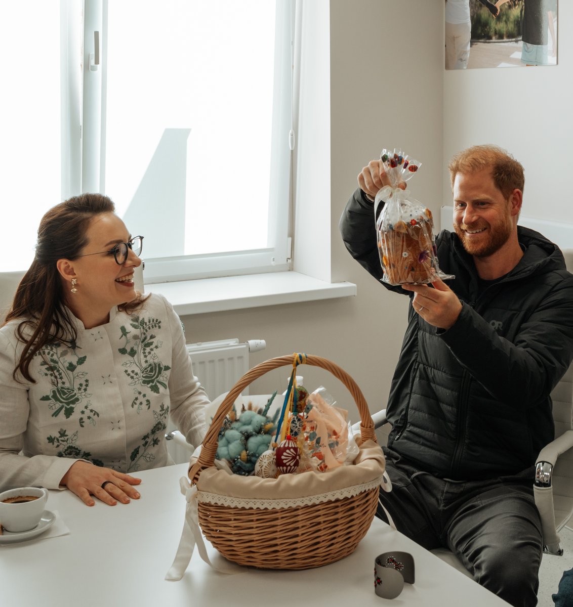 United24media's tweet photo. ❤️‍🔥 Prince Harry received the Ukrainian Easter bread, paska, as a gift from Ukraine's Deputy PM Svyrydenko. The paska was baked with flour from demined Ukrainian fields. 

Prince Harry shared the festive bread with Duchess of Sussex and their children. https://t.co/JeWLJKjce6