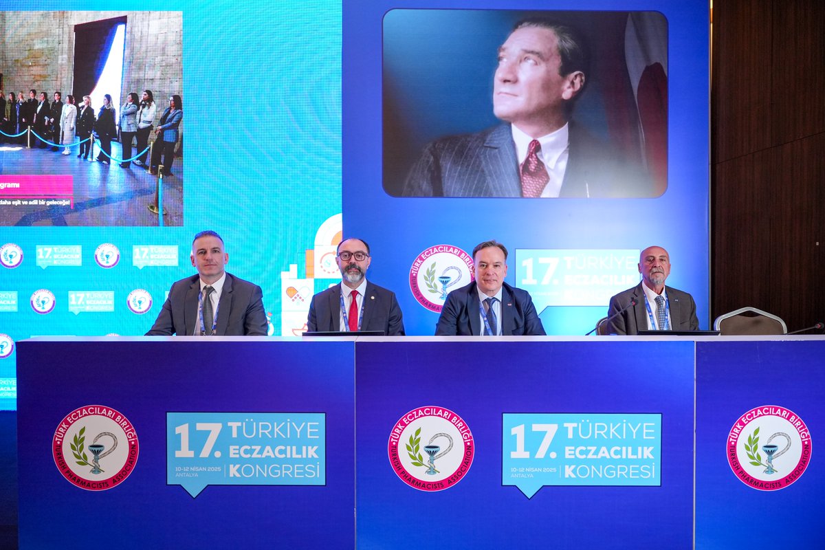 tebkurumsal's tweet photo. "Sağlıkta İyileşmenin Anahtarı: Eczacı" temasıyla yola çıktığımız 17.Türkiye Eczacılık Kongremiz üçüncü günü, alanında uzman akademisyenlerin ve meslektaşlarımızın katkılarıyla onbir oturumla devam etti.

Bölge Eczacı Odası Başkanlarımızın moderatörlüğünde yürütülen oturumlarda, mesleğimizin güncel dinamikleri, bilimsel gelişmeler ve mesleğimizin geleceğine yönelik yaklaşımlar çok yönlü bir bakış açısıyla ele alındı.

Kongremizin üçüncü günündeki bilimsel oturumlar,
•Polifarmasi ve Hasta Güvenliği: Etkileşimlerden Kaçınmak
•Obezite ve Kilo Kontrolünde Eczacı Danışmanlığı
•Eczacılıkta Girişimcilik
•Kadın Sağlığı ve Eczacı Danışmanlığı
•Eczane İşletmeciliğinde Verimlilik ve Stok Optimizasyonu
başlıkları ile Vizyon, Bilim ve Gelecek salonlarında gerçekleştirildi.

Eczacılarımız, akademisyenlerimiz ve tüm paydaşlarımızla bir araya gelerek mesleğimizin geleceğine yön verecek vizyonları, yenilikçi fikirleri ve ortak umutları paylaşmanın gururunu yaşıyoruz.

#TürkiyeEczacılıkKongresi