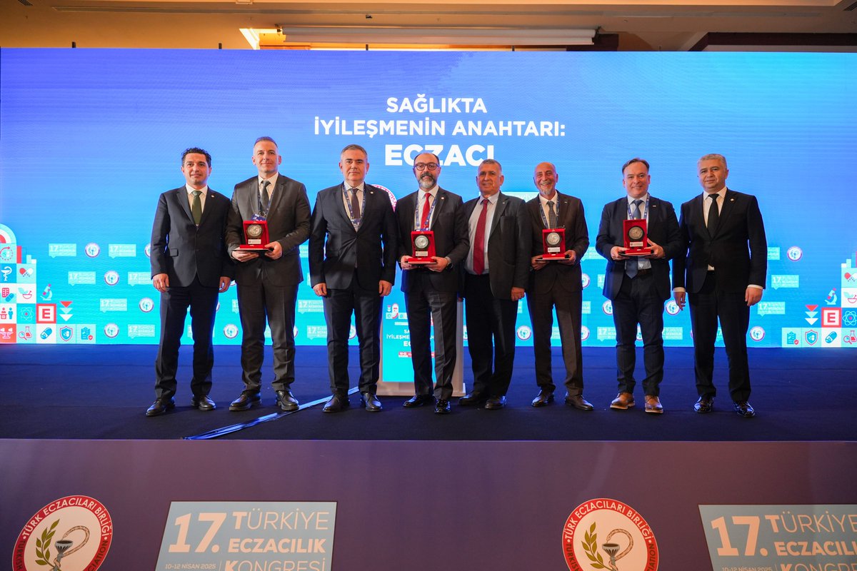 tebkurumsal's tweet photo. "Sağlıkta İyileşmenin Anahtarı: Eczacı" temasıyla yola çıktığımız 17.Türkiye Eczacılık Kongremiz üçüncü günü, alanında uzman akademisyenlerin ve meslektaşlarımızın katkılarıyla onbir oturumla devam etti.

Bölge Eczacı Odası Başkanlarımızın moderatörlüğünde yürütülen oturumlarda, mesleğimizin güncel dinamikleri, bilimsel gelişmeler ve mesleğimizin geleceğine yönelik yaklaşımlar çok yönlü bir bakış açısıyla ele alındı.

Kongremizin üçüncü günündeki bilimsel oturumlar,
•Polifarmasi ve Hasta Güvenliği: Etkileşimlerden Kaçınmak
•Obezite ve Kilo Kontrolünde Eczacı Danışmanlığı
•Eczacılıkta Girişimcilik
•Kadın Sağlığı ve Eczacı Danışmanlığı
•Eczane İşletmeciliğinde Verimlilik ve Stok Optimizasyonu
başlıkları ile Vizyon, Bilim ve Gelecek salonlarında gerçekleştirildi.

Eczacılarımız, akademisyenlerimiz ve tüm paydaşlarımızla bir araya gelerek mesleğimizin geleceğine yön verecek vizyonları, yenilikçi fikirleri ve ortak umutları paylaşmanın gururunu yaşıyoruz.

#TürkiyeEczacılıkKongresi