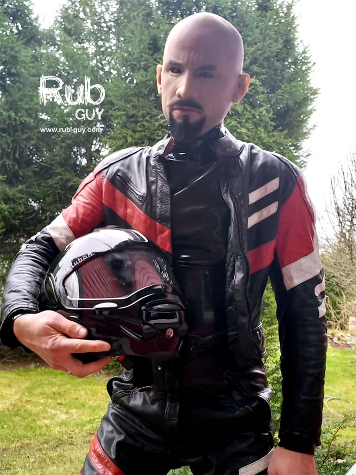 It's time for some small spring ride.
#siliconemask #latex