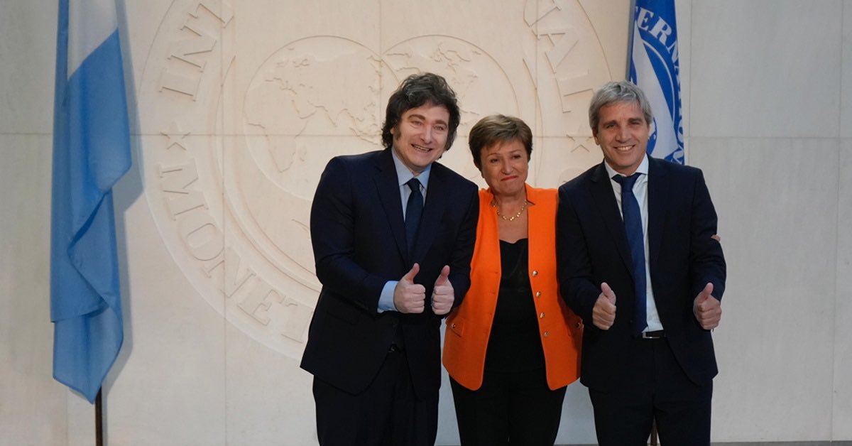 Milei anuncia con alegría y emoción un nuevo endeudamiento con FMI y otros organismos multilaterales.

Mientras el mundo se cierra para proteger sus mercados, Milei hace más apertura. 

El resultado será inflación, fuga de capitales, destrucción del trabajo y aumentos.