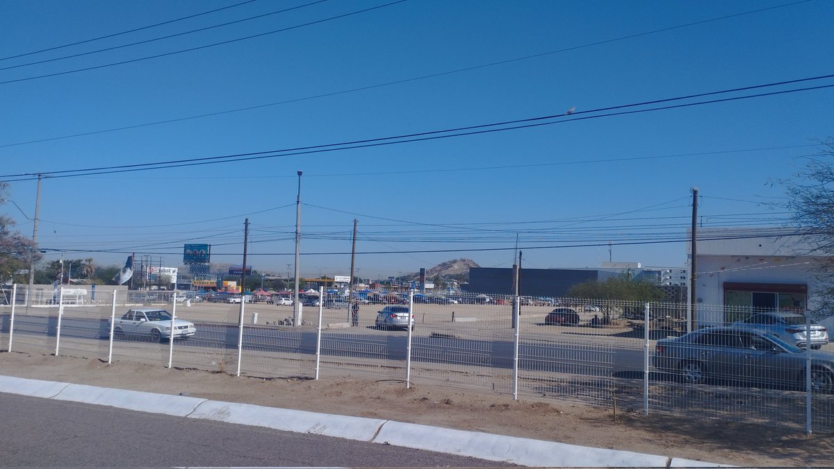 pokeko's tweet photo. @HermosilloGob  @tonoastiazaran me explican por qué  de los pocos campos deportivos en el sur de la ciudad donde me consta que cada fin de semana había partidos, se permite instalar a un tianguis que corrieron de dónde era el vh ? tendrán permiso? O se permite invadir a lo bruto https://t.co/gN44Cf96Sy