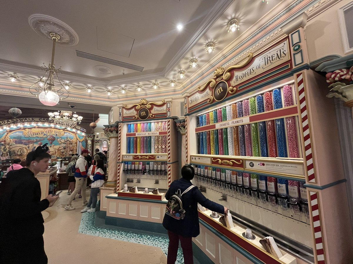 Daily_DLP's tweet photo. Petit passage par le Boardwalk Candy Palace, tout juste rénové. Il a rouvert ses portes hier ! https://t.co/1XB4OK1CJk