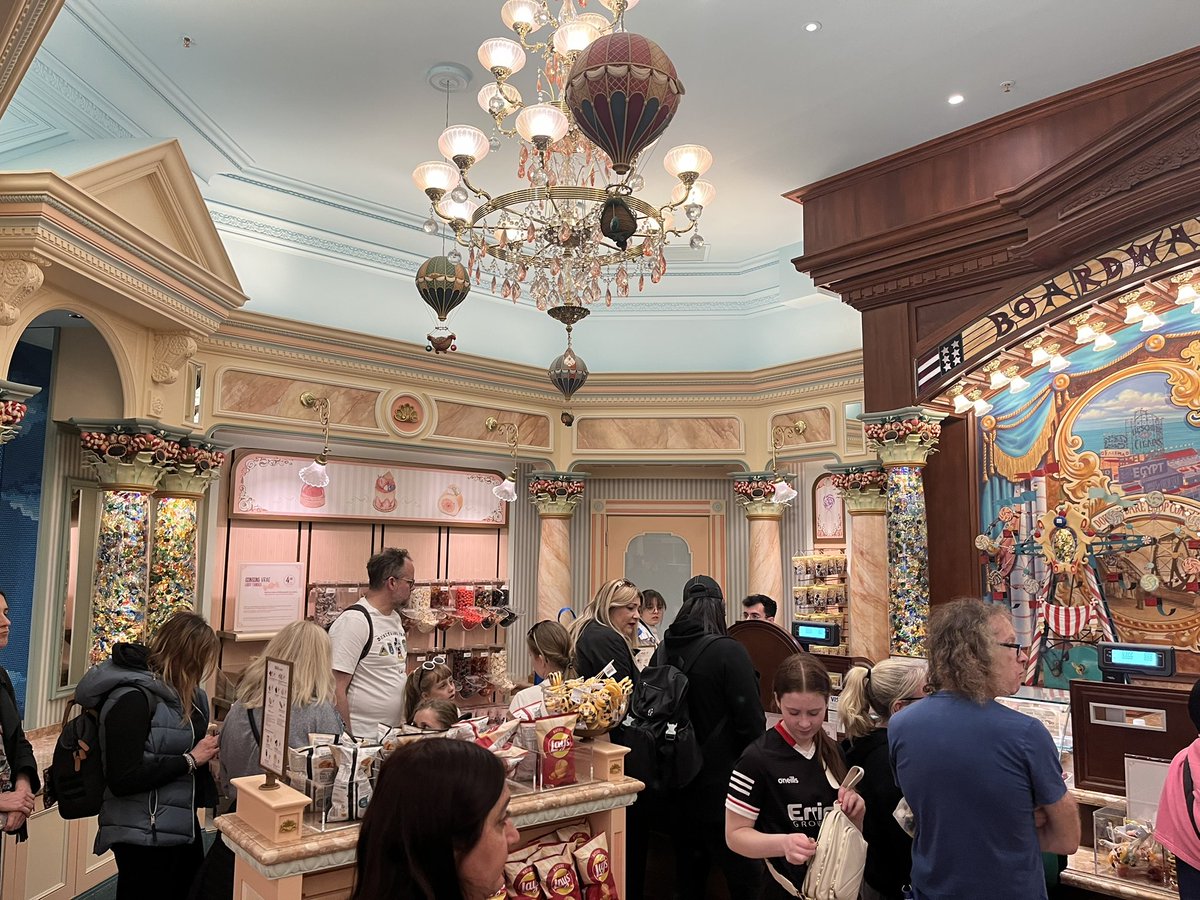 Daily_DLP's tweet photo. Petit passage par le Boardwalk Candy Palace, tout juste rénové. Il a rouvert ses portes hier ! https://t.co/1XB4OK1CJk