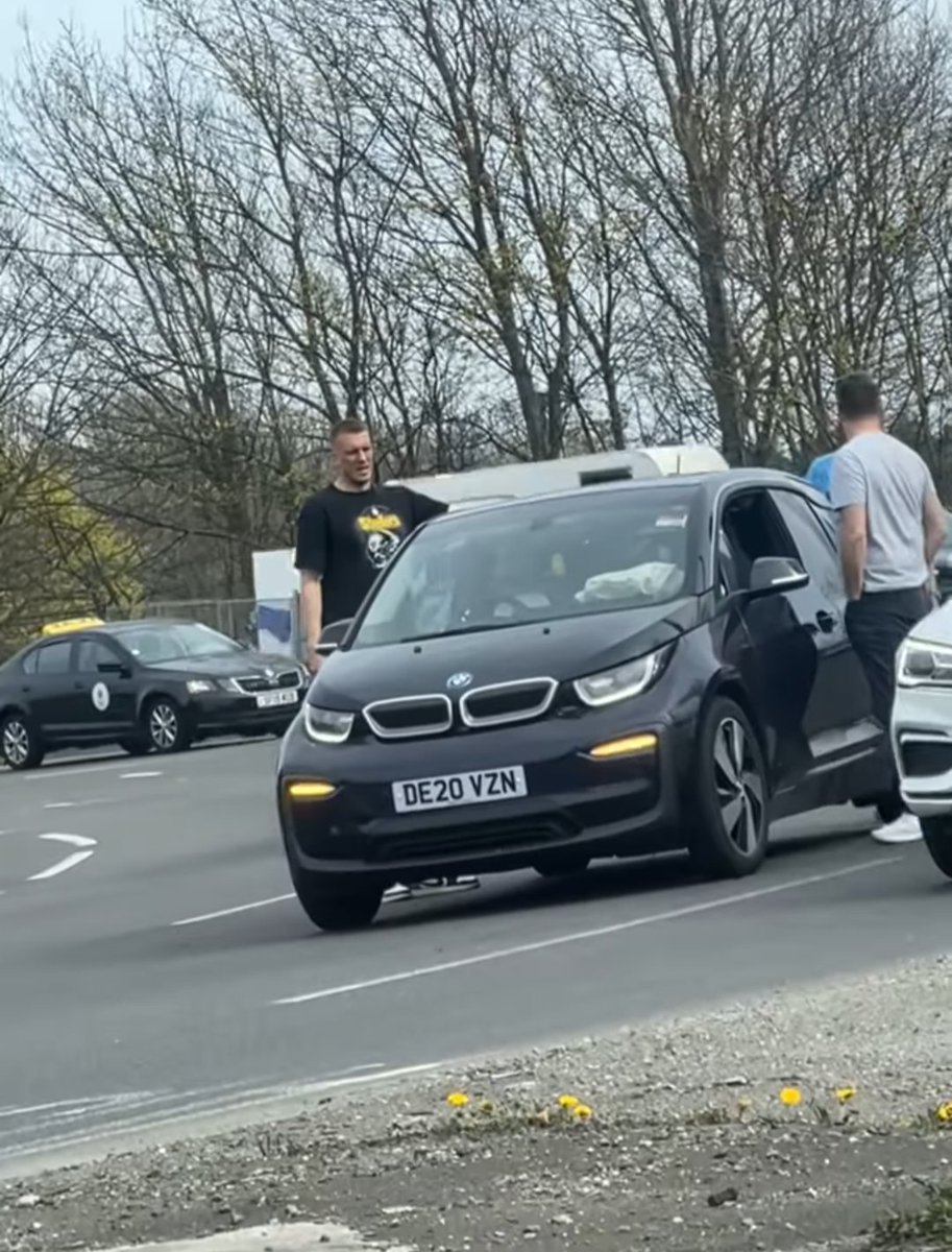 Im_RobM's tweet image. Dan Burn helping to push a broken down car off of Moor Farm roundabout earlier today. He is just a top lad isn't he? #NUFC