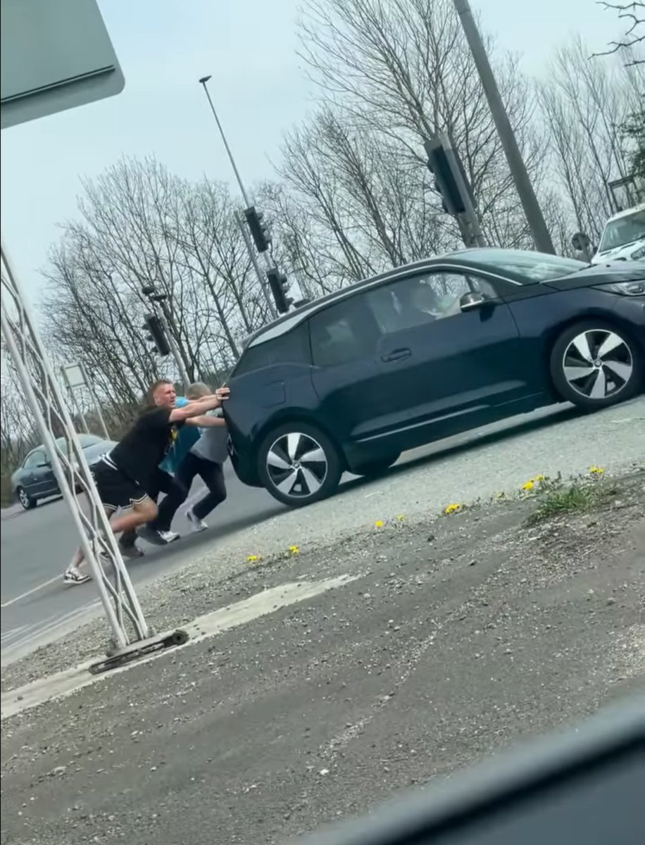 Im_RobM's tweet image. Dan Burn helping to push a broken down car off of Moor Farm roundabout earlier today. He is just a top lad isn't he? #NUFC