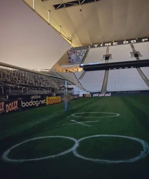 avant1p4lestra's tweet photo. O desespero dos gambás pra “igualar” essa provocação aqui é comovente. 

Dói neles até hoje ter o estádio invadido e fazem de tudo pra chegar perto, mas nunca conseguem. https://t.co/uoo8Tzz7gj