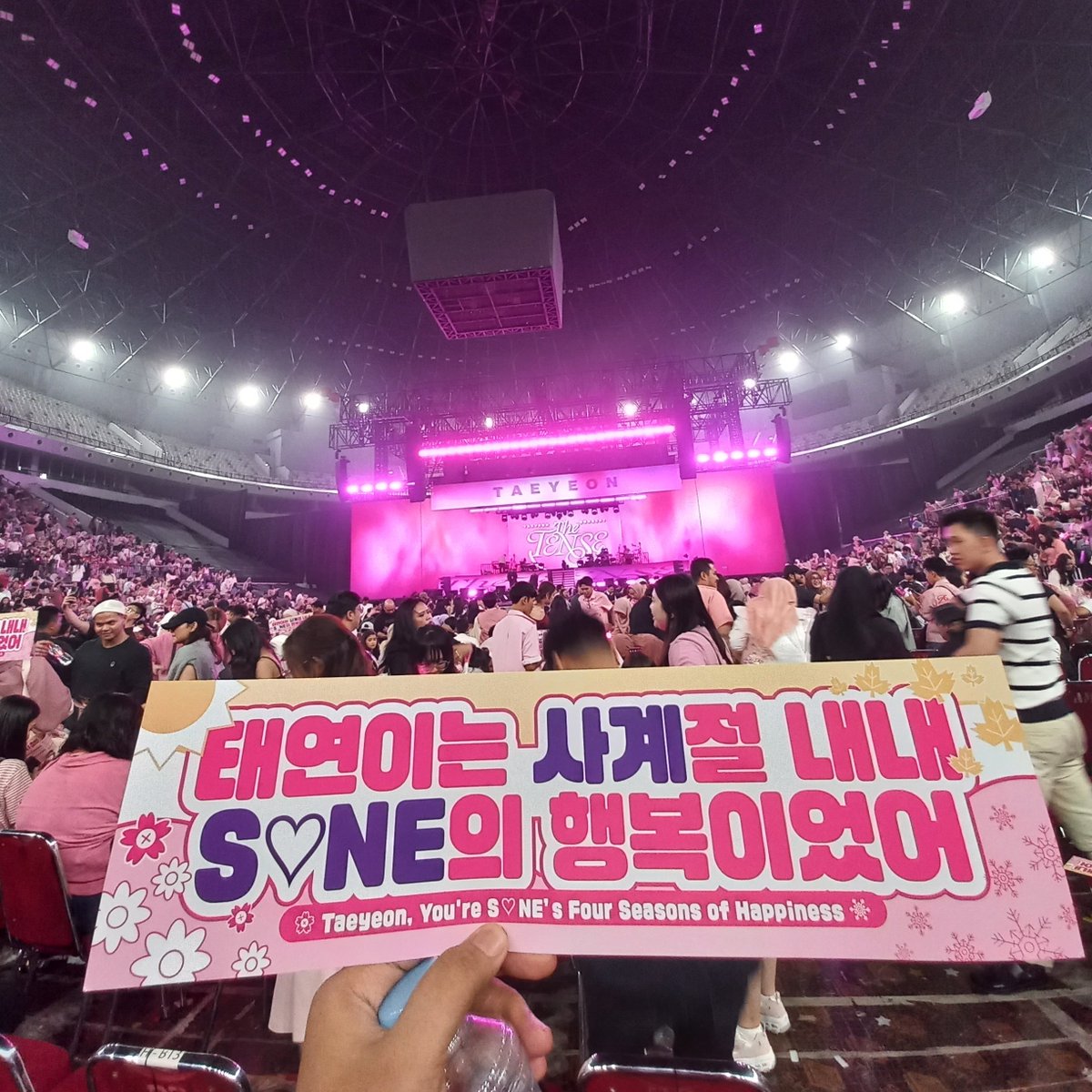 taengo11's tweet photo. Its a wrap! Konser Taeyeon The Tense Jakarta selesai! Seperti biasa Taeyeon menyajikan penampilan yang luar biasaa~ War tiket Envy You dapet Row paling belakang nomor 28. Enak sih pas di tengah tengah https://t.co/STNQ0TeNmN