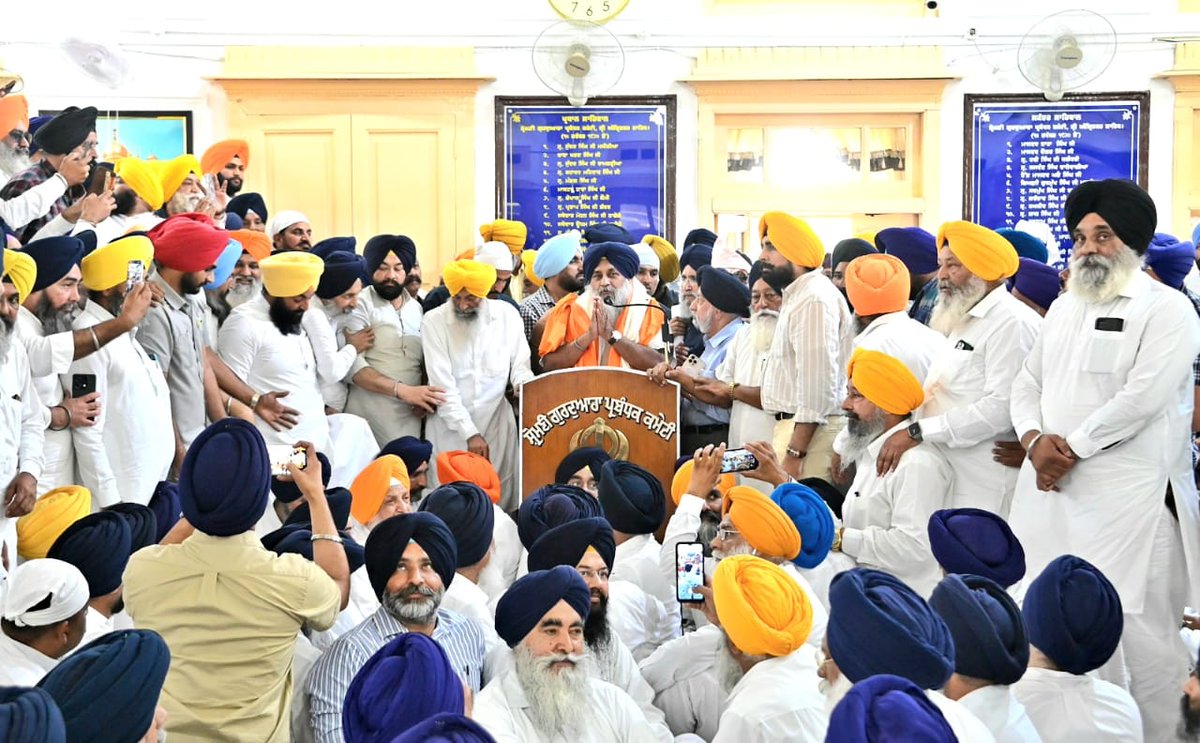 RiteshLakhi's tweet photo. ਪੰਥਕ ਸਿਆਸਤ ਲਈ ਇਕ ਇਤਿਹਾਸਕ ਦਿਨ 
ਵਿਅਕਤੀ-ਵਾਦ ਦੇ ਗੁਲਾਮ ਹੋ ਚੁੱਕੇ ਬਾਦਲ ਧੜੇ ਦੀ ਗਲਤੀਆਂ ਭੁੱਲਾਂ ਨੇ.. ਮੁਆਫ਼ ਹੋ ਸਕਦੀਆਂ ਸਨ ..
ਜੋ ਹੋਇਆ, ਜਾਂ ਹੋ ਰਿਹਾ, ਇਹ ਦੁਰਘਟਨਾ ਨਹੀਂ, ਤ੍ਰਾਸਦੀ ਹੈ। 
ਪੰਥ ਨਾਲ ਧੋਖੇ, ਖੇਤਰਵਾਦ ਨਾਲ ਵਿਸ਼ਵਾਸ ਘਾਤ।  
A historic day.
After all, disasters do make a history of their own https://t.co/utvn51j2nC