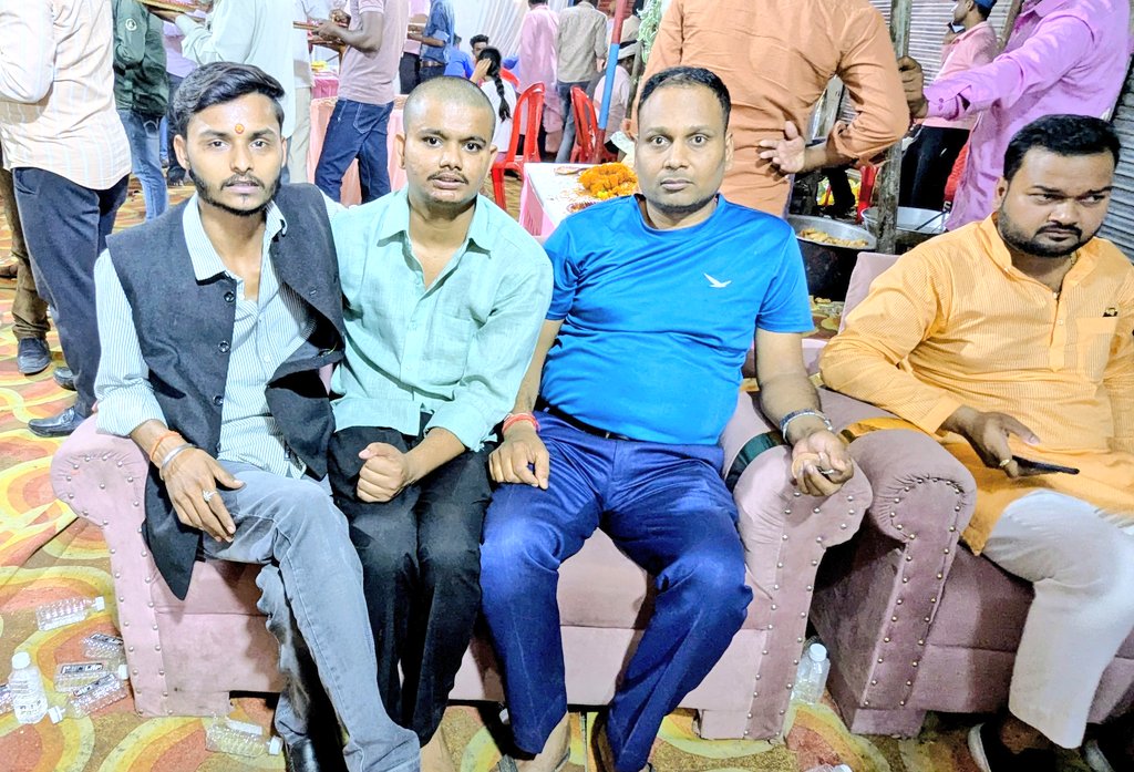 ptSaurabh08's tweet photo. #भावभीनी_विनम्र_श्रद्धांजलि💐🙏

आज बस्ती में #युवा_मोर्चा_नगर_अध्यक्ष प्रिय मित्र विशाल गुप्ता बस्ती जी के माता जी के ब्रम्हभोज में शामिल होकर श्रद्धा सुमन अर्पित किया। https://t.co/an7CuGX3yE