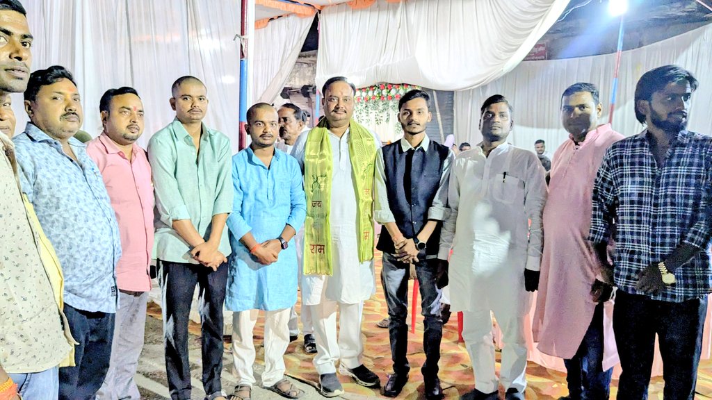 ptSaurabh08's tweet photo. #भावभीनी_विनम्र_श्रद्धांजलि💐🙏

आज बस्ती में #युवा_मोर्चा_नगर_अध्यक्ष प्रिय मित्र विशाल गुप्ता बस्ती जी के माता जी के ब्रम्हभोज में शामिल होकर श्रद्धा सुमन अर्पित किया। https://t.co/an7CuGX3yE