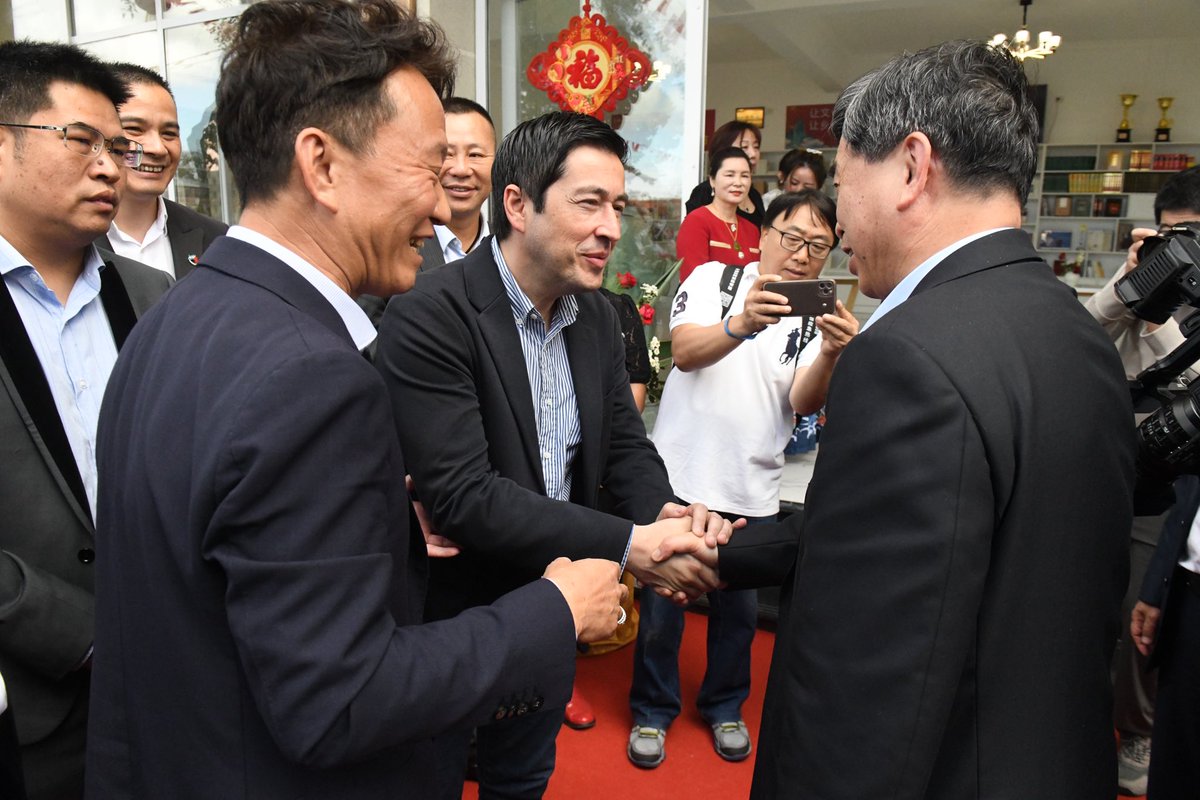 Nardini_Leo's tweet photo. Recibí a la delegación del Gobierno Provincial de Fujian en la sede del Centro de Asistencia China en Malvinas Argentinas, junto a la Asociación Argentina de Botes Dragón 🇦🇷🇨🇳.

Es un orgullo enorme para nuestro municipio ser anfitrión de una visita tan significativa, encabezada por el Secretario del Comité Provincial del Partido Comunista de Fujian, Sr. Zhou Zuyi, la máxima autoridad política de esa provincia.

El 90% de la comunidad china en Argentina proviene de Fujian, y poder fortalecer los lazos con sus representantes no solo es un acto simbólico, sino también un paso concreto hacia el entendimiento mutuo y la cooperación.

Malvinas es un municipio que se construye día a día con el trabajo y el esfuerzo de todas las comunidades. Agradezco la invitación y celebro la labor del Centro de Asistencia China, que cumple un rol clave para acompañar a quienes eligieron este país como su hogar.

#MalvinasVaPorMás