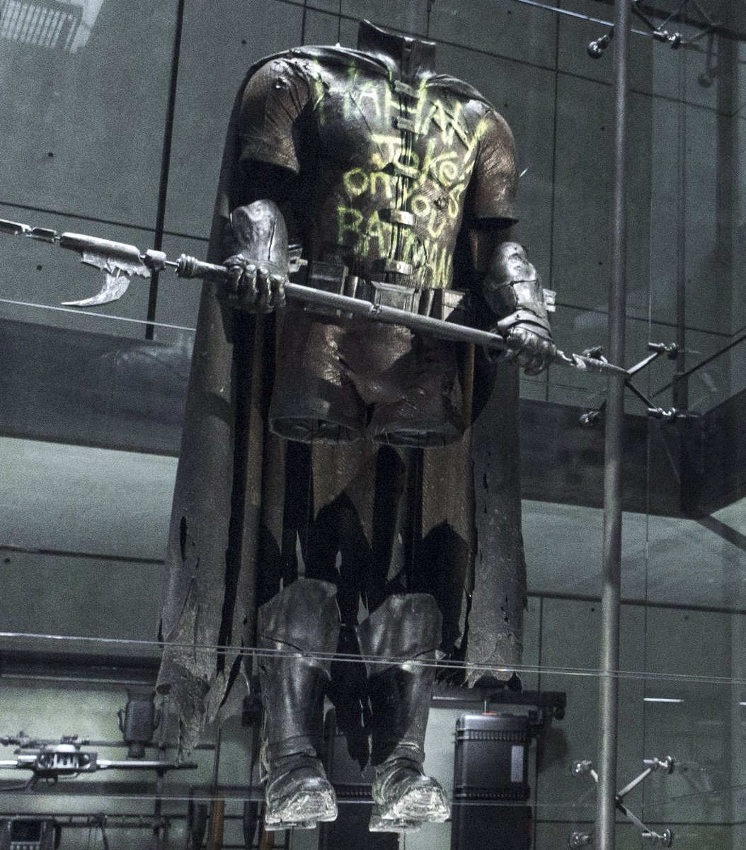 batfleckwaynes's tweet photo. love how batman casually keeps a hall of failures, so he can walk its shadowed halls and let the weight of sorrow carve itself deeper into his soul. https://t.co/BPNBe8h0K4