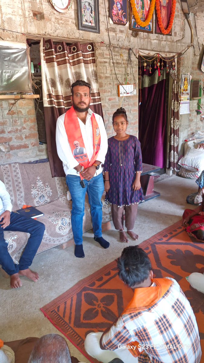 ગાંવ ચલો અભિયાન અંતર્ગત નાની રાસલી ગામે બુથ બેઠક કરી જેમાં નિરાધાર સહાય યોજના ની લાભાર્થીની બાળકી સાથે મુલાકાત થઈ.
@ganvchaloabhiyan <a href="/BJP4Gujarat/">BJP Gujarat</a> <a href="/bjymguj/">BJYM Gujarat</a> <a href="/JashubhaiRathva/">Jashubhai Rathva</a> <a href="/ukrr35/">umeshkumar r rathava</a>