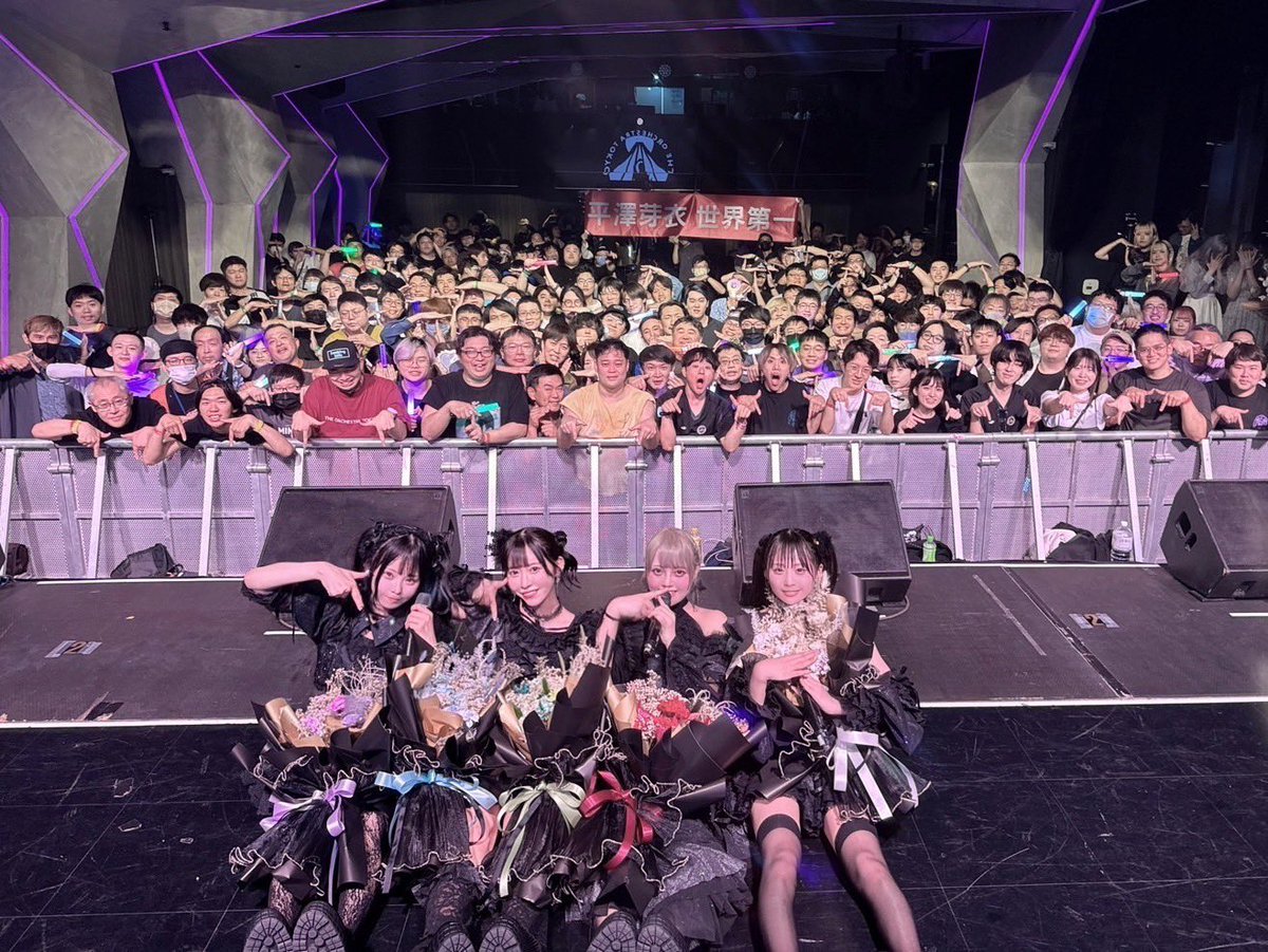 OrchestraTokyo's tweet photo. 🇹🇼台湾初ワンマン終了🇹🇼 #オケトー
本日は台湾 NUZONE 展演空間
お昼☀️
✩MAGIC IDOL FESTIVAL 2025 SPRING✩
夜🌕
『TAIWAN CIRCUS -ONEMAN SHOW-』

ということで初の海外遠征！
そして初めての台湾上陸🎉
お昼は対バン、夜はワンマンライブをやらせていただきました🎤

素敵な花束とスタンドフラワーをありがとうございました😭

日本から来てくれた皆様、そして台湾の皆様、ご来場いただきありがとうございました🫶🏻
これから仲良くしてください🇹🇼🤝🇯🇵

明日もお昼に対バン！
夜はMyDearDarlin'さんのワンマンのオープニングアクトで出演します🔥

まだまだ台湾楽しんでいくぞーー❣️