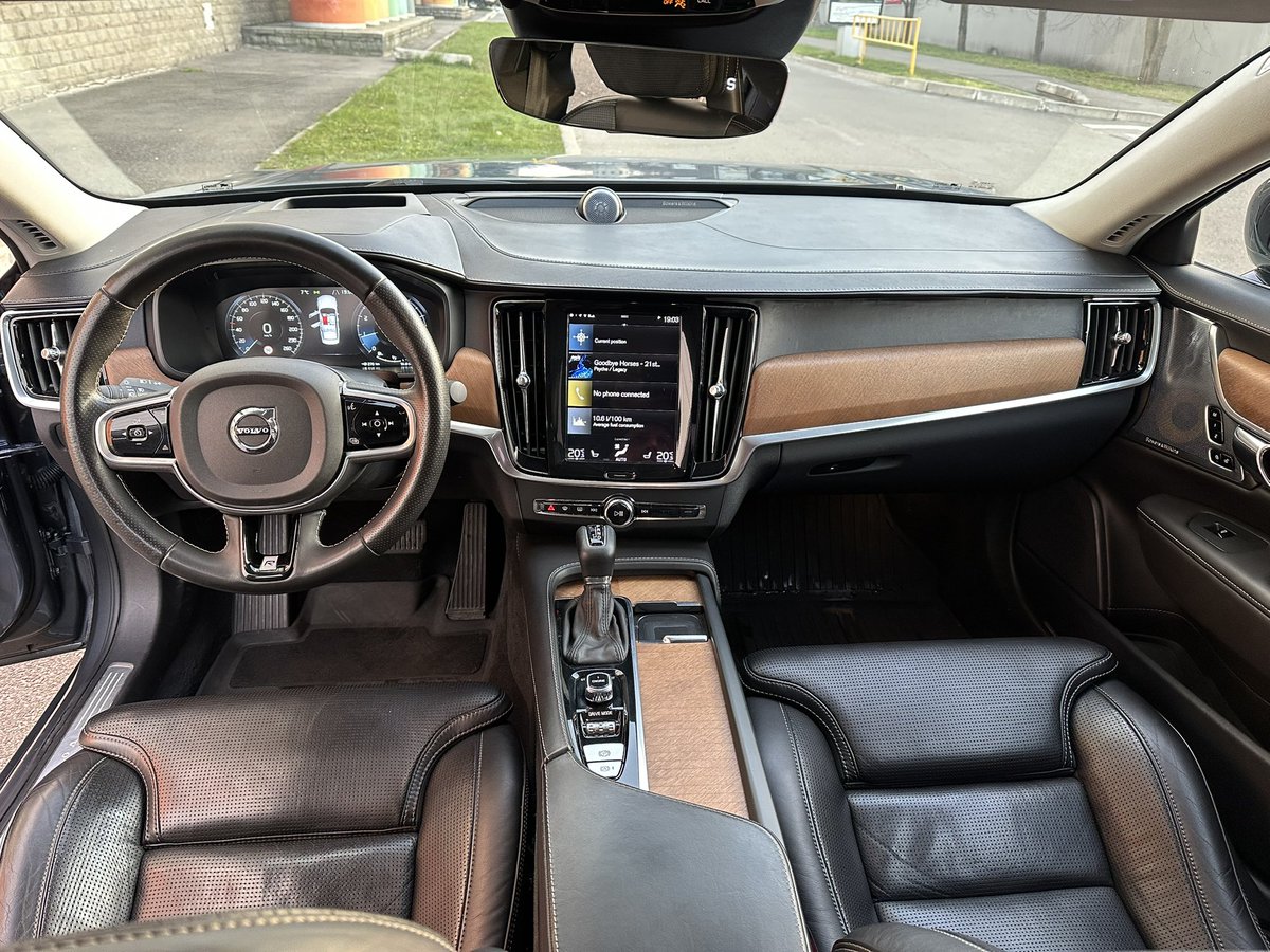 Продається легендарна фарбована з балончика Volvo S90 2016. Пробіг 172к (більше половина з якого траса, бо живу за містом), повний привід, T6 320 к.с. Привезена з Америки в 2019, відновлена для себе в з того часу в мене. Безпека ціла (водійська подушка замінена на оригінал),