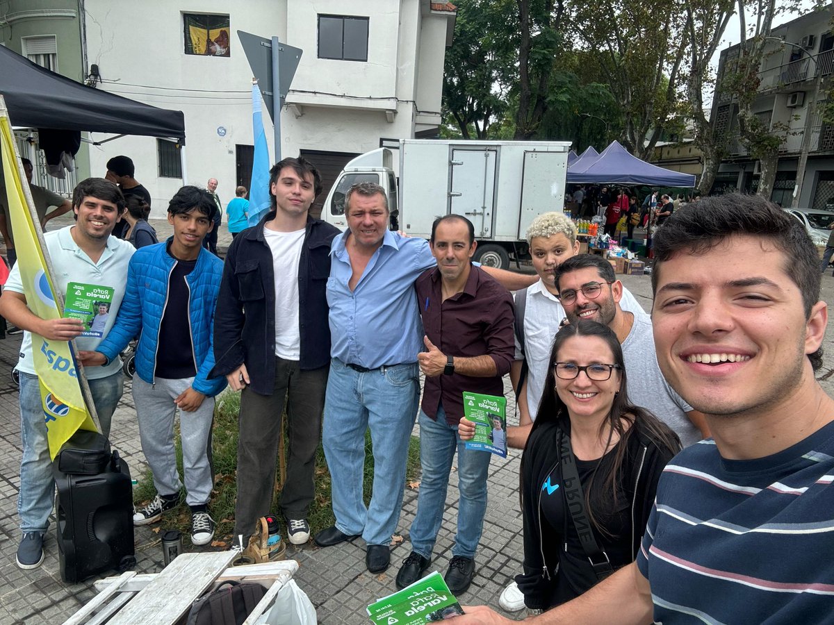 LFernandez1973's tweet photo. Esta mañana en la Feria de Asencio, charlando con vecinos y compartiendo ideas. Gracias por la recepción y el afecto. Con la Lista 1 @MartinLemaUy la 140-C seguimos cerca, caminando el barrio con compromiso.
#YaEstá https://t.co/8jzCkmVbj7
