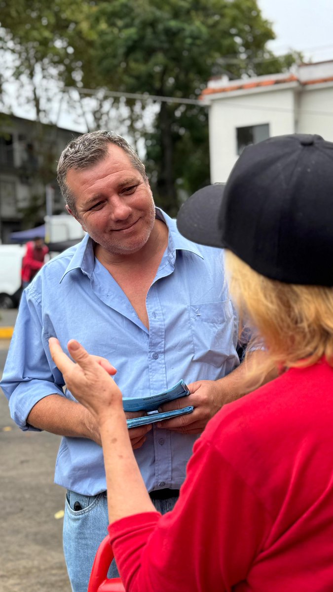 LFernandez1973's tweet photo. Esta mañana en la Feria de Asencio, charlando con vecinos y compartiendo ideas. Gracias por la recepción y el afecto. Con la Lista 1 @MartinLemaUy la 140-C seguimos cerca, caminando el barrio con compromiso.
#YaEstá https://t.co/8jzCkmVbj7