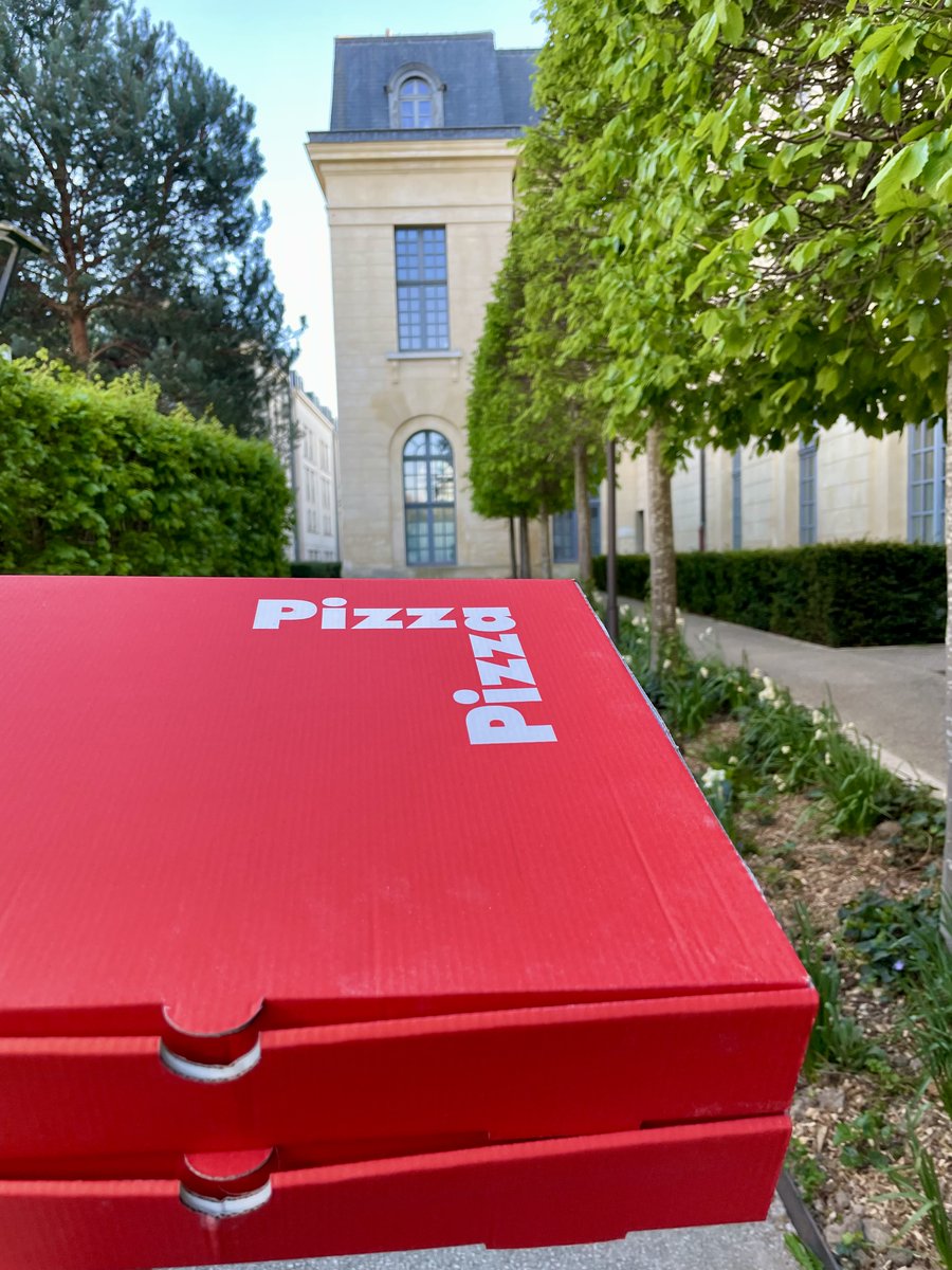 Frenchypedia's tweet photo. Ce soir, c'est soirée pizza ! 😋🍕

J'ai commandé une pizza à emporter.
- à emporter 🚶🍕
≠
- sur place 🪑🍕

Bonne fin de semaine ! 🥳 https://t.co/OCYLKWgPD2