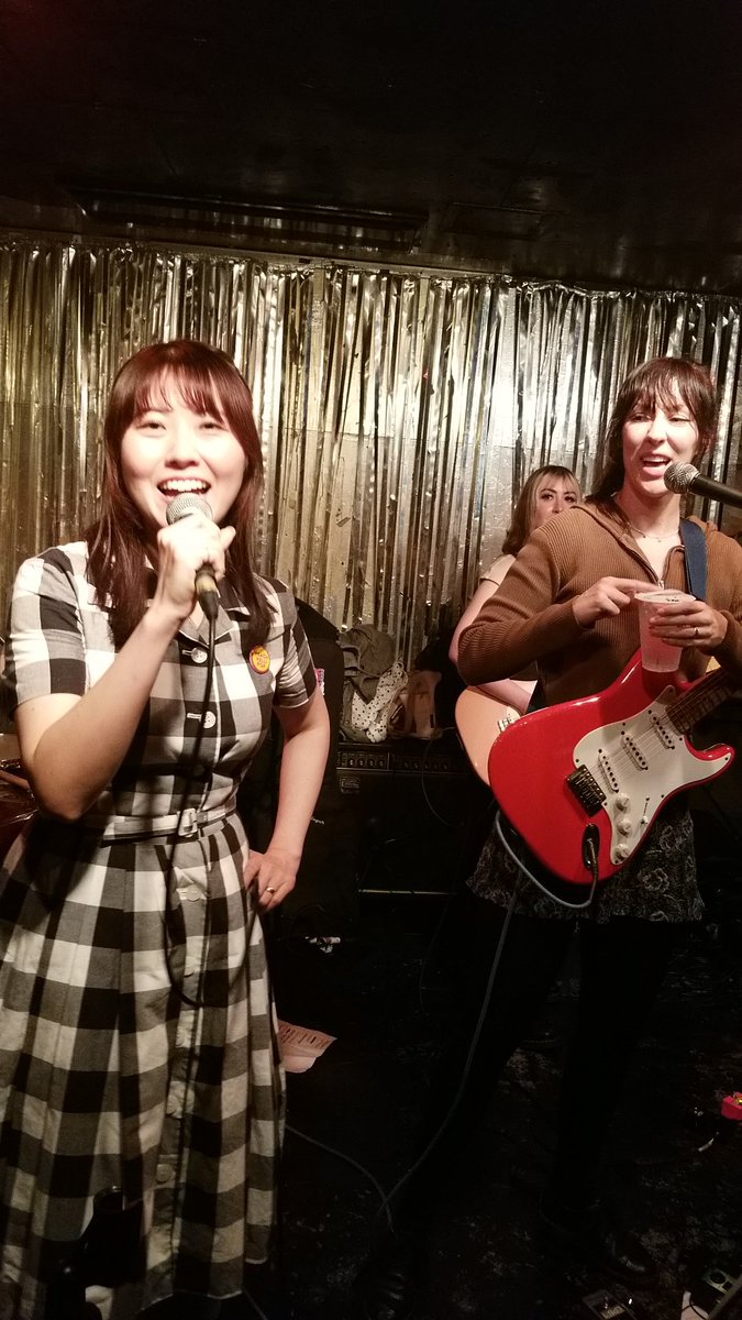 anne_1399's tweet photo. ピチケリのライブ中に突然推しちゃんもといあこたすちゃん飛び入り参加と言う名の超絶特大サプライズにより情緒どころか魂もどっかへ消えた状態でHeart Eyesを聴く日が来るなんて😭💘

訳：全俺が泣いた

#thepatspats
#peachkellipop
#ピチケリ
#mrskor https://t.co/Z1Z2l1umdA