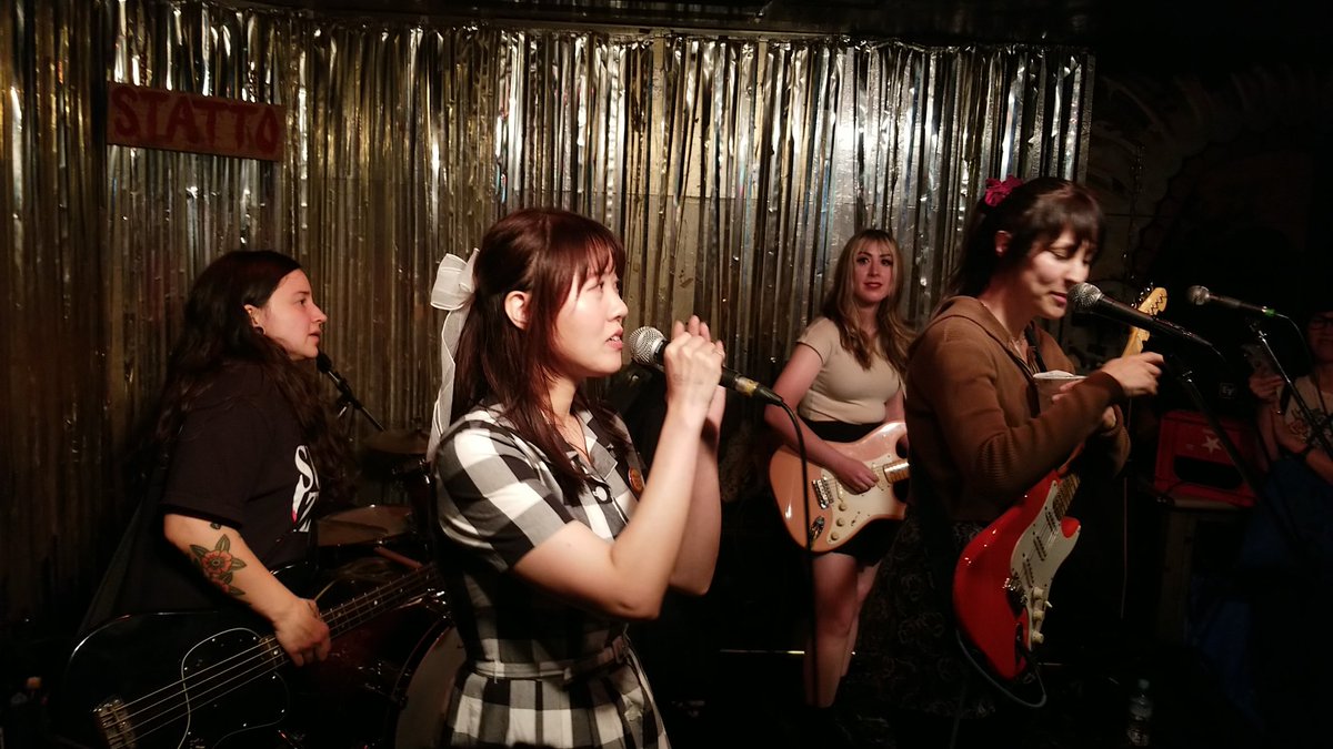 anne_1399's tweet photo. ピチケリのライブ中に突然推しちゃんもといあこたすちゃん飛び入り参加と言う名の超絶特大サプライズにより情緒どころか魂もどっかへ消えた状態でHeart Eyesを聴く日が来るなんて😭💘

訳：全俺が泣いた

#thepatspats
#peachkellipop
#ピチケリ
#mrskor https://t.co/Z1Z2l1umdA