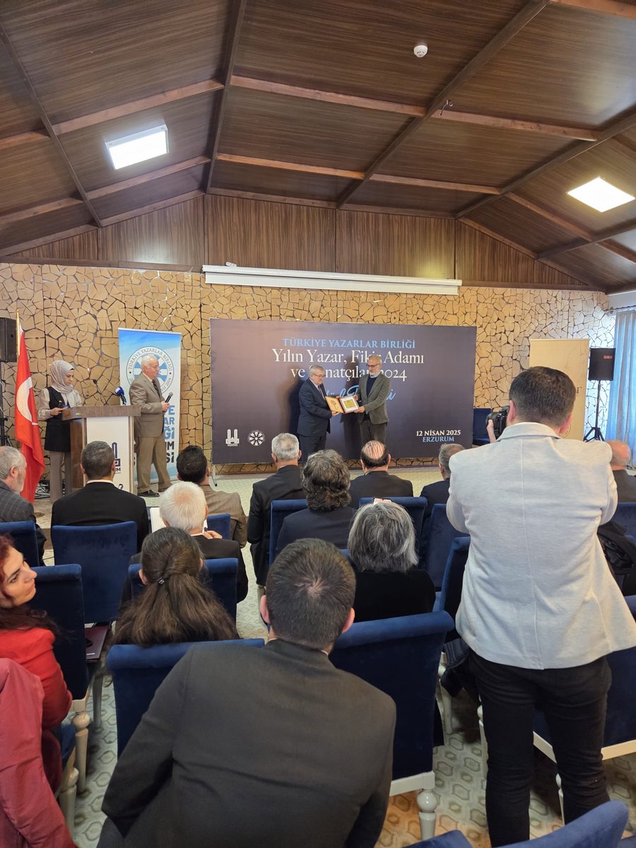 Erzurum’da Türkiye Yazarlar Birliği 2024 tercüme ödülünü aldık (Yahya Sinvar’ın Diken ve Karanfil kitabının çevirisi).