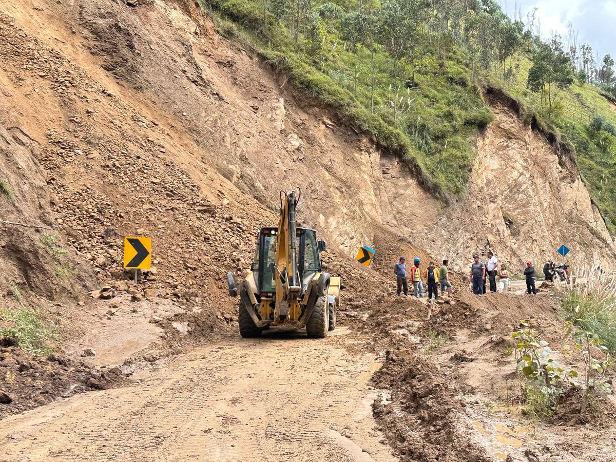 prefecturaloja's tweet photo. 🦺🚜 Realizamos limpieza de la vía 🚧 #SaucesNorte - #Solamar - #Jimbilla.
⚠️ Circular con precaución.
#SabemosTrabajar https://t.co/IejjDAaSdt