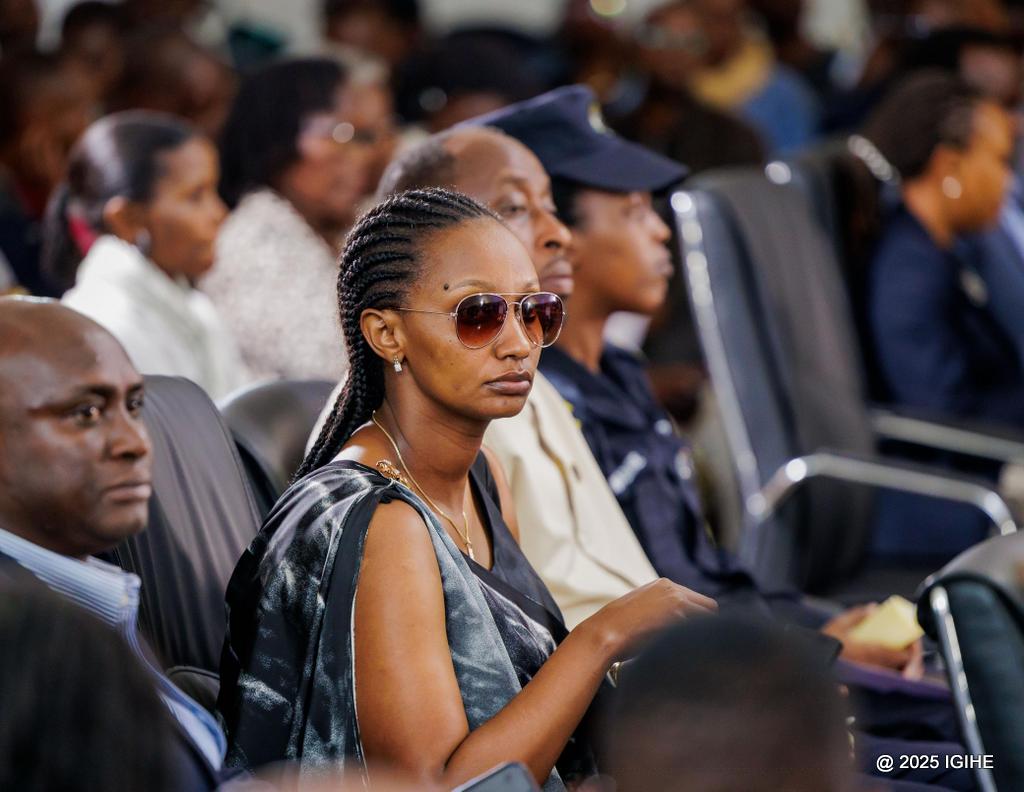đđ§đđŹđđđŹđ đđ°đđđźđ§đđłđ (@anarwabuneza) on Twitter photo Ku munsi twibuka abanyamakuru bazize Jenoside yakorewe abatutsi, numvise ari ngombwa gusangiza abanyamakuru by'umwiharuko amahame ya <a href="/paxpressrwanda/">PAX PRESS RWANDA</a> abarinda kuyoba no kuyobya rubanda:
đ Informer sans dĂ©courager: Tangaza amakuru atari urucantege.
đ Dire sans nuire: Vuga Ku munsi twibuka abanyamakuru bazize Jenoside yakorewe abatutsi, numvise ari ngombwa gusangiza abanyamakuru by'umwiharuko amahame ya <a href="/paxpressrwanda/">PAX PRESS RWANDA</a> abarinda kuyoba no kuyobya rubanda:
đ Informer sans dĂ©courager: Tangaza amakuru atari urucantege.
đ Dire sans nuire: Vuga