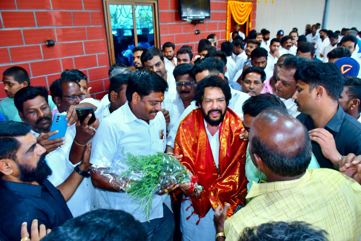 ಇಂದು ನನ್ನ ಗೃಹ ಕಚೇರಿಗೆ ನನ್ನ ಕ್ಷೇತ್ರದ ವಿವಿಧ ಪ್ರದೇಶಗಳಿಂದ ಆಗಮಿಸಿದ ಮುಖಂಡರು ಹಾಗೂ ಸಾರ್ವಜನಿಕರ ಸಮಸ್ಯೆಗಳನ್ನು ಆಲಿಸಿ, ತಕ್ಷಣವೇ ಅಧಿಕಾರಿಗಳಿಗೆ ಕರೆ ಮಾಡಿ ಬಗೆಹರಿಸಲಾಯಿತು.

#Ballari #BNagendra #BallariRural #Karnataka