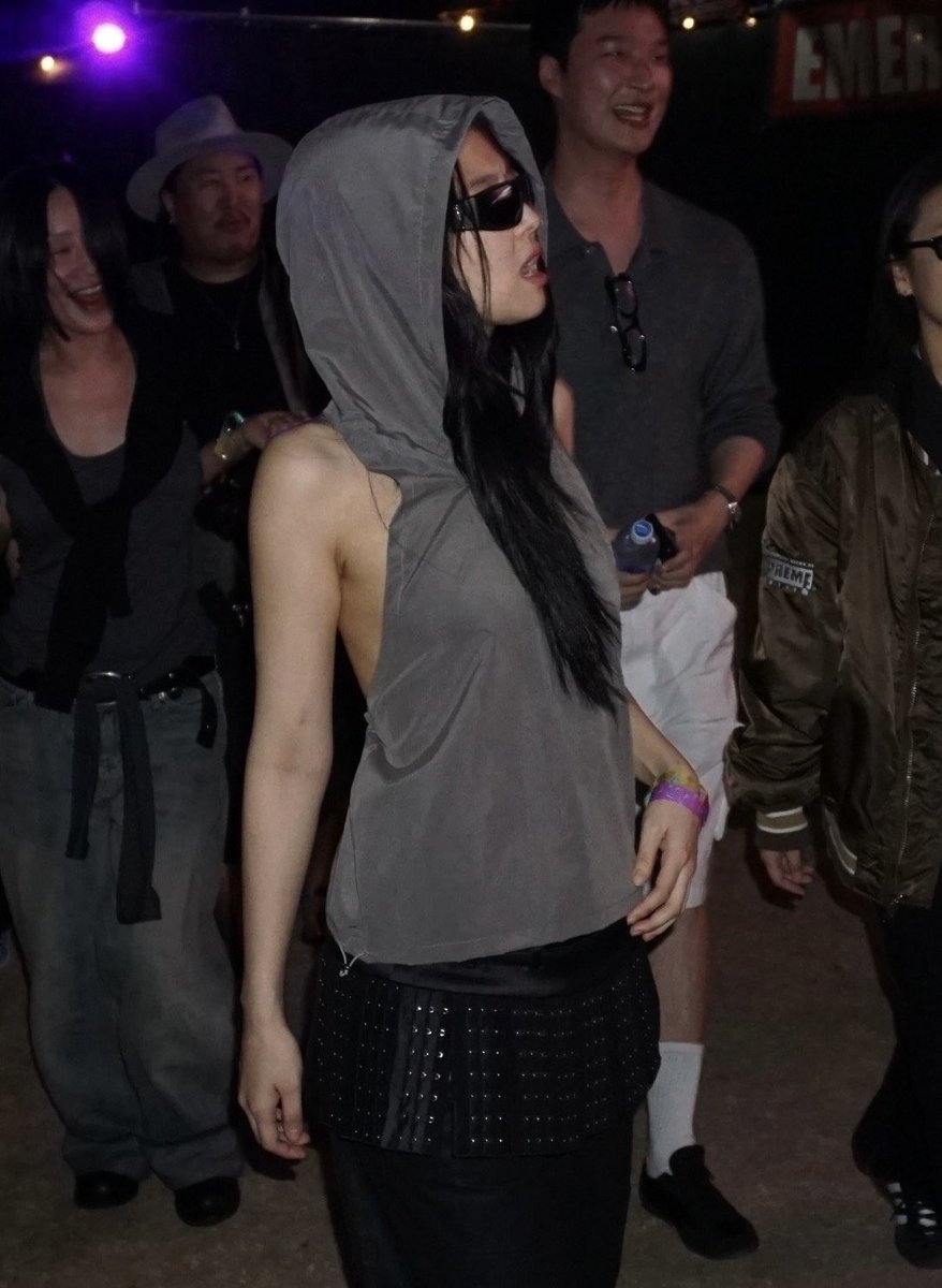 jnsource's tweet photo. jennie at coachella https://t.co/Tljm5X0wUe