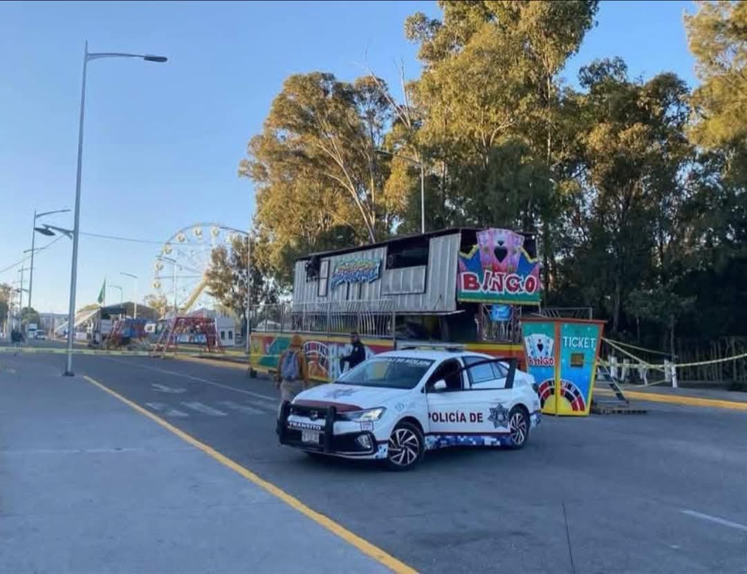 PueblaEnRedes's tweet photo. QUE ESTÁ PASANDO EN PUEBLA? 😳😰

Localizan una camioneta con al menos 4 cadáveres en su interior, en Los Fuertes… 🚔

Dejaron una cartulina con el mensaje “Bienvenidos a la Feria de Puebla 2025, Puebla arderá” 🚨

Via: Cosa De Poblanos. https://t.co/QnOGhCZd5E