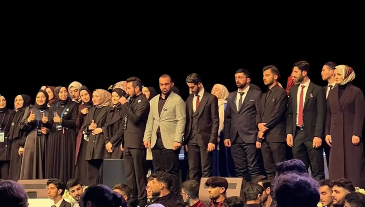 Yaklaşık üç yıl önceye ait bir fotoğraf. Makam, mevki ve titleler gelip geçici, samimi yol arkadaşlıkları ve dostluklar kalıcıdır. Dün de bugün de yarın da birlikteyiz inşallah.