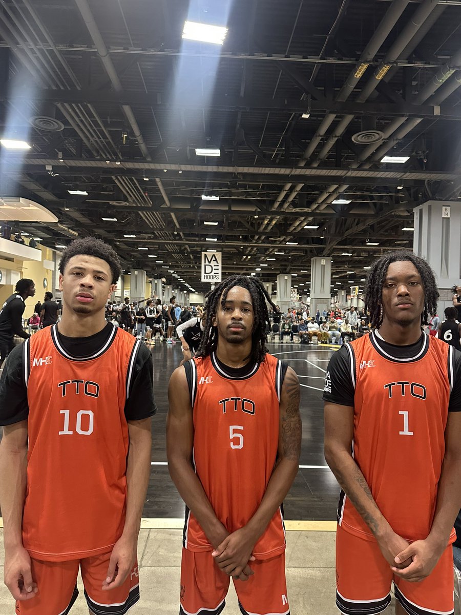 Trentw_23's tweet photo. Guard trio of Greg Taylor, Hayden Roberts &amp; Colby Murphy helped TTO Showcase to an early win this morning over Team Attack. 

Shot making, grit, defensive intensity &amp; downhill rim pressure. TTO Showcase will be tough out for teams throughout MHC play. https://t.co/VQSBWjaxpS