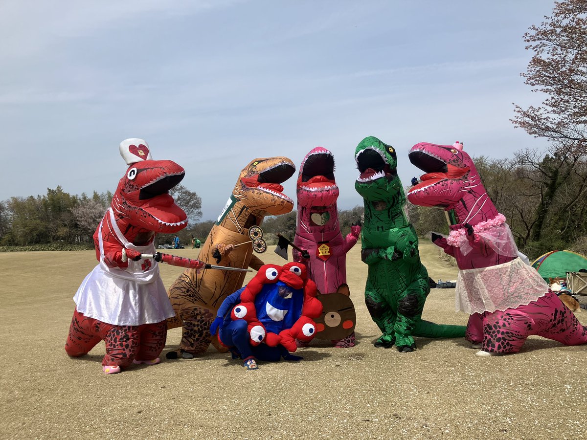 moa_ko's tweet photo. 今年も大山のティラノサウルスレース行ってきた！
相変わらずあんな辺鄙なところに200体もティラノが集結してて、ほんとどうかしているな！ https://t.co/2lNei4yQOU