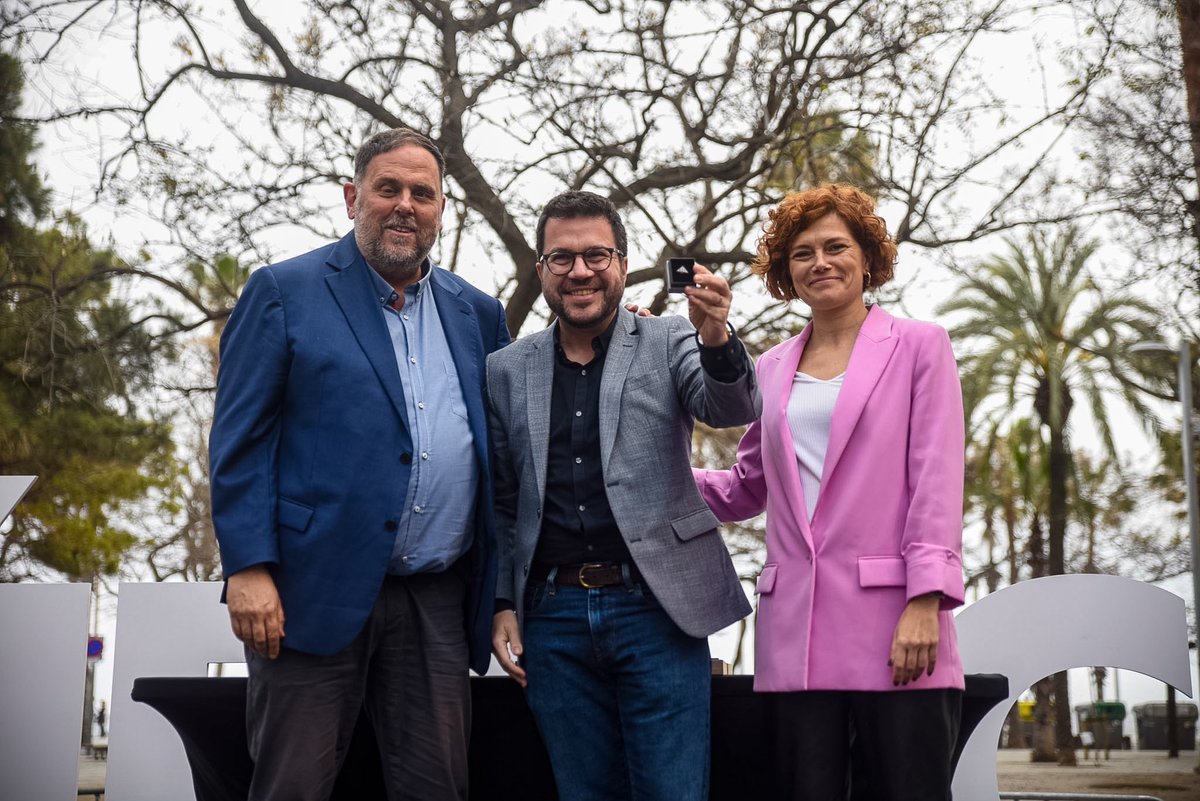 Elisendalamany's tweet photo. 📍Dinar de la #República @Esquerra_ERC.
Davant de temps incerts, continuem reivindicant els valors republicans com a far: llibertat, igualtat i fraternitat. Ara més que mai, caldrà fer nació, com els qui ens van precedir. Més nació, més comunitat, més barri. #Barcelona #Barceloneta
