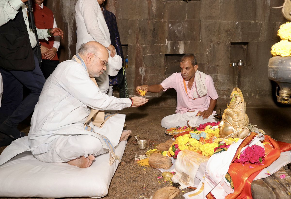 AmitShah's tweet photo. हर हर महादेव!

छत्रपति शिवाजी महाराज ने रायगढ़ किले पर स्थित जिस जगदीश्वर महादेव मंदिर में भगवान शिव की आराधना कर धर्मध्वजा की रक्षा का संकल्प लिया था, आज उसी मंदिर में पूजन-अर्चन कर मन को असीम शांति की अनुभूति हुई।

देवाधिदेव महादेव से राष्ट्र की समृद्धि और निरंतर उन्नति की कामना करता हूँ।

छत्रपती शिवाजी महाराजांनी रायगड किल्ल्यावरील ज्या जगदीश्वर महादेव मंदिरात भगवान शिव शंकराची आराधना करून धर्मध्वजाचे रक्षण करण्याचा संकल्प केला होता. आज त्याच मंदिरात पूजा-अर्चना करून मनाला असीम शांतीची अनुभूती झाली.

राष्ट्राच्या समृद्धीसाठी आणि निरंतर प्रगतीसाठी मी भगवान महादेवाकडे प्रार्थना करतो.