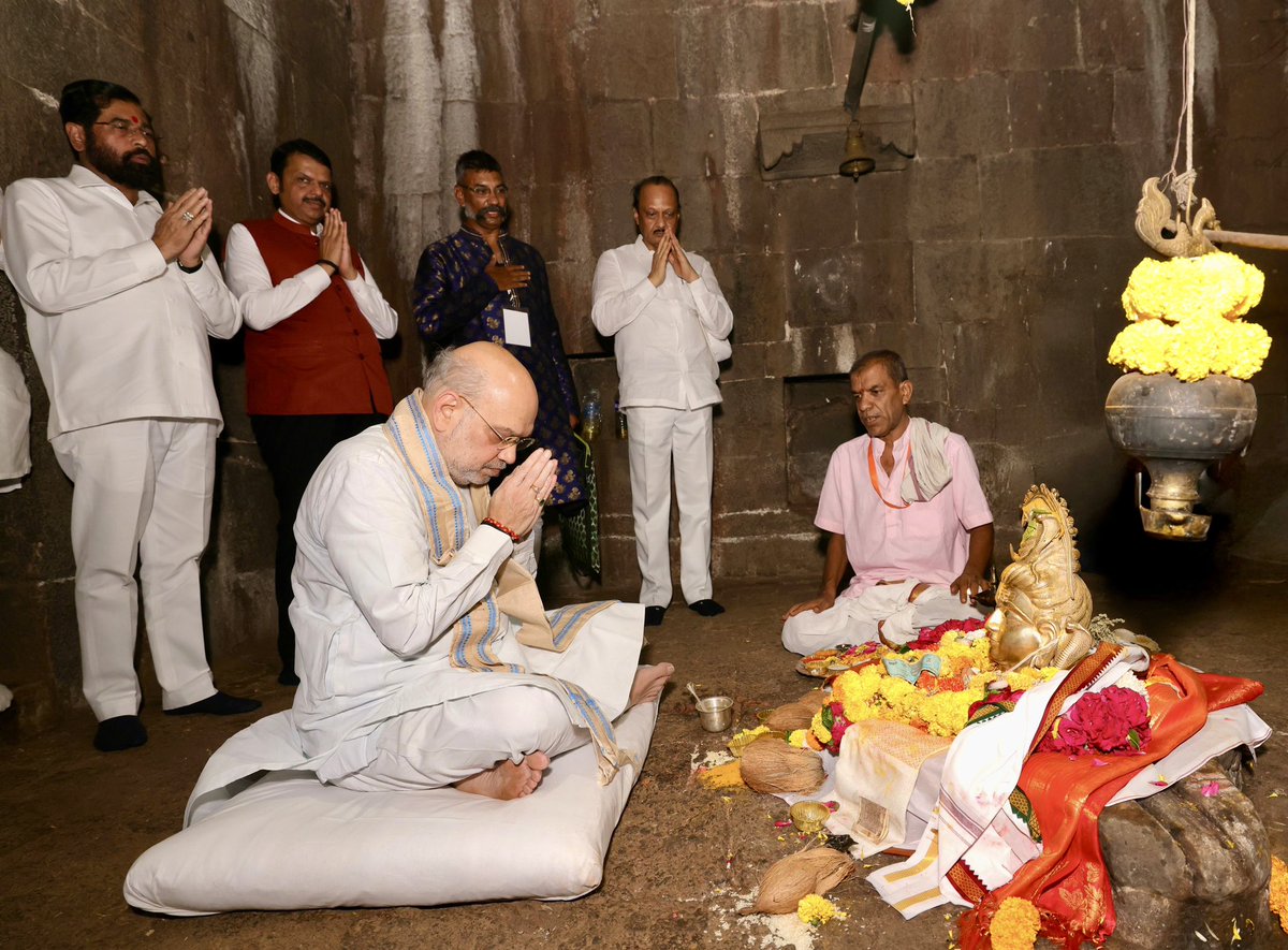 AmitShah's tweet photo. हर हर महादेव!

छत्रपति शिवाजी महाराज ने रायगढ़ किले पर स्थित जिस जगदीश्वर महादेव मंदिर में भगवान शिव की आराधना कर धर्मध्वजा की रक्षा का संकल्प लिया था, आज उसी मंदिर में पूजन-अर्चन कर मन को असीम शांति की अनुभूति हुई।

देवाधिदेव महादेव से राष्ट्र की समृद्धि और निरंतर उन्नति की कामना करता हूँ।

छत्रपती शिवाजी महाराजांनी रायगड किल्ल्यावरील ज्या जगदीश्वर महादेव मंदिरात भगवान शिव शंकराची आराधना करून धर्मध्वजाचे रक्षण करण्याचा संकल्प केला होता. आज त्याच मंदिरात पूजा-अर्चना करून मनाला असीम शांतीची अनुभूती झाली.

राष्ट्राच्या समृद्धीसाठी आणि निरंतर प्रगतीसाठी मी भगवान महादेवाकडे प्रार्थना करतो.