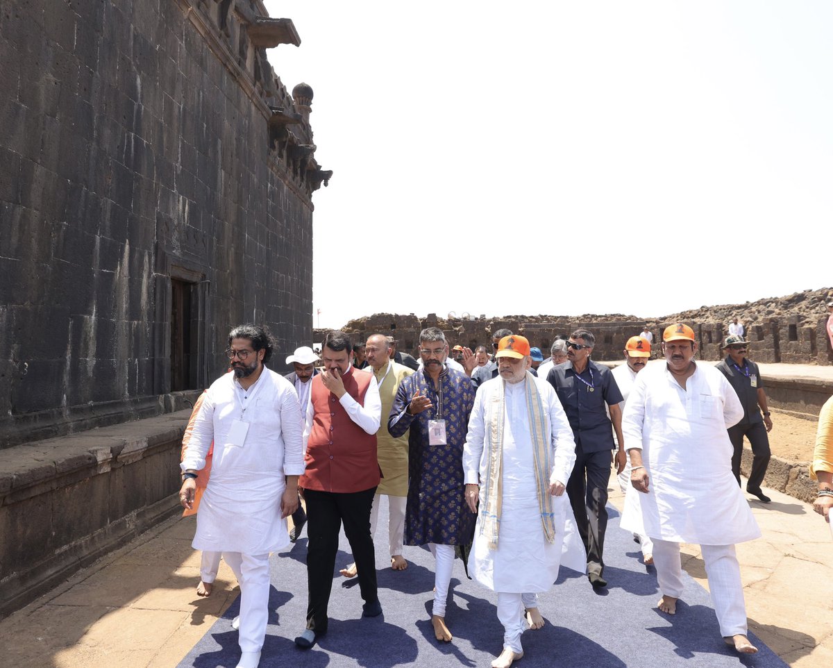 AmitShah's tweet photo. हर हर महादेव!

छत्रपति शिवाजी महाराज ने रायगढ़ किले पर स्थित जिस जगदीश्वर महादेव मंदिर में भगवान शिव की आराधना कर धर्मध्वजा की रक्षा का संकल्प लिया था, आज उसी मंदिर में पूजन-अर्चन कर मन को असीम शांति की अनुभूति हुई।

देवाधिदेव महादेव से राष्ट्र की समृद्धि और निरंतर उन्नति की कामना करता हूँ।

छत्रपती शिवाजी महाराजांनी रायगड किल्ल्यावरील ज्या जगदीश्वर महादेव मंदिरात भगवान शिव शंकराची आराधना करून धर्मध्वजाचे रक्षण करण्याचा संकल्प केला होता. आज त्याच मंदिरात पूजा-अर्चना करून मनाला असीम शांतीची अनुभूती झाली.

राष्ट्राच्या समृद्धीसाठी आणि निरंतर प्रगतीसाठी मी भगवान महादेवाकडे प्रार्थना करतो.