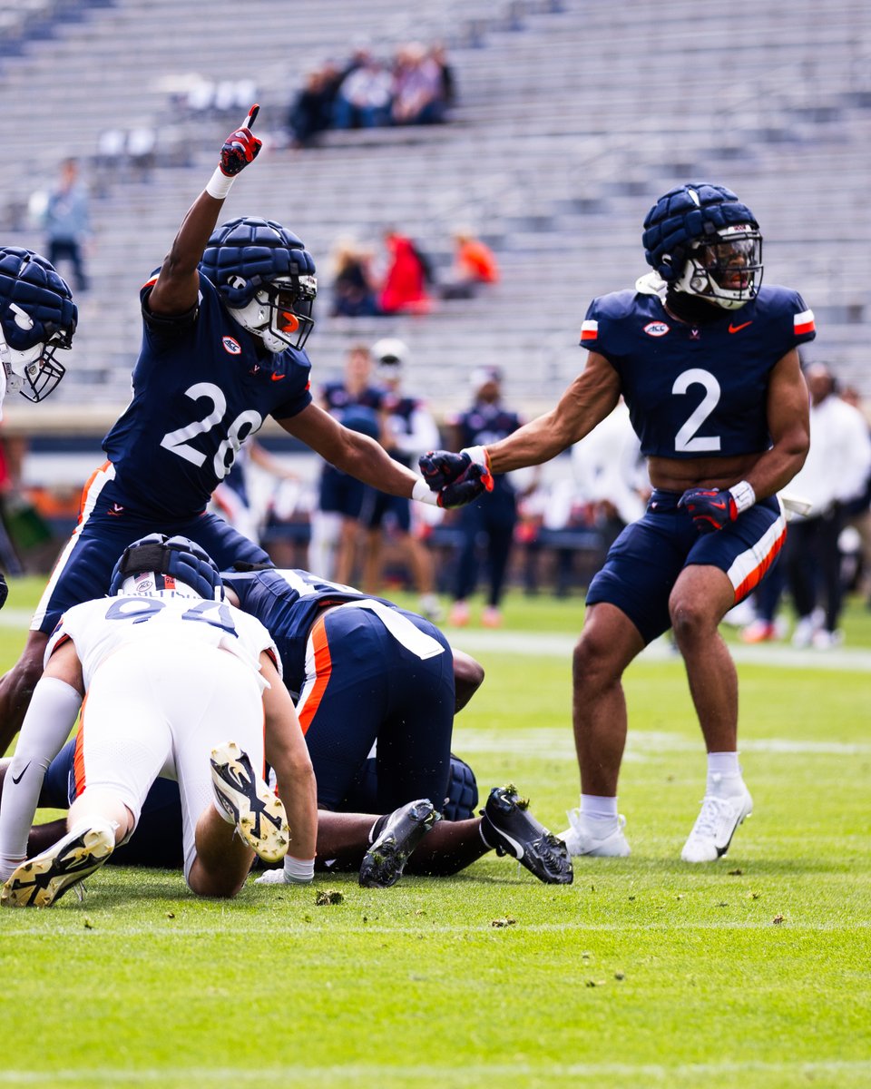 UVAFootball's tweet photo. Defense making plays early😤

#GoHoos 🔶⚔️🔷 https://t.co/OHmMOBWSJR