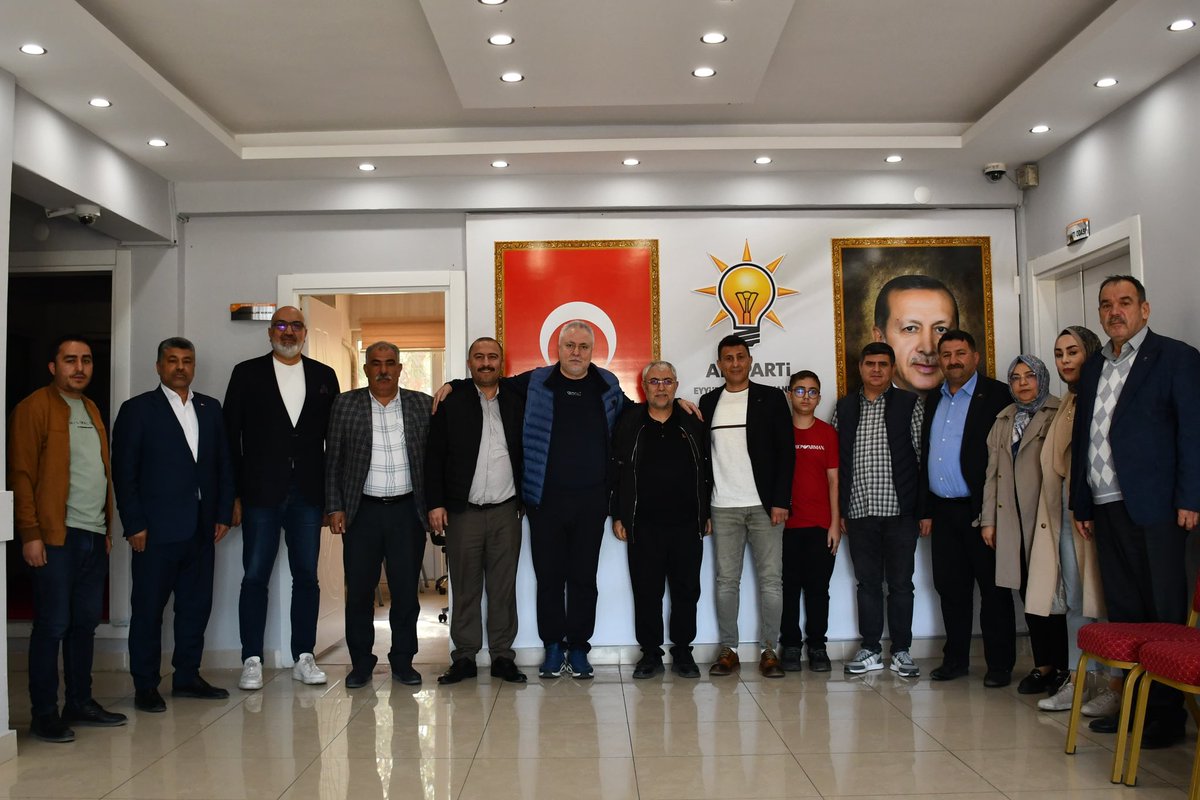 EyyubiyeAkParti's tweet photo. Şanlıurfaspor Eski Kulüp Başkanı Kemal Saraçoğlu, Şanlıurfaspor eski yöneticileri İbrahim Demirkan ve Kemal Polat;

İlçe Başkanlığımızı ziyaret ettiler.

Nazik ziyaretlerinden ötürü kendilerine teşekkür ederiz.

@abuyukgumus @ElgunSuleyman @milhamigunbegi @kemalst6333 https://t.co/xUZ4sCqDD1