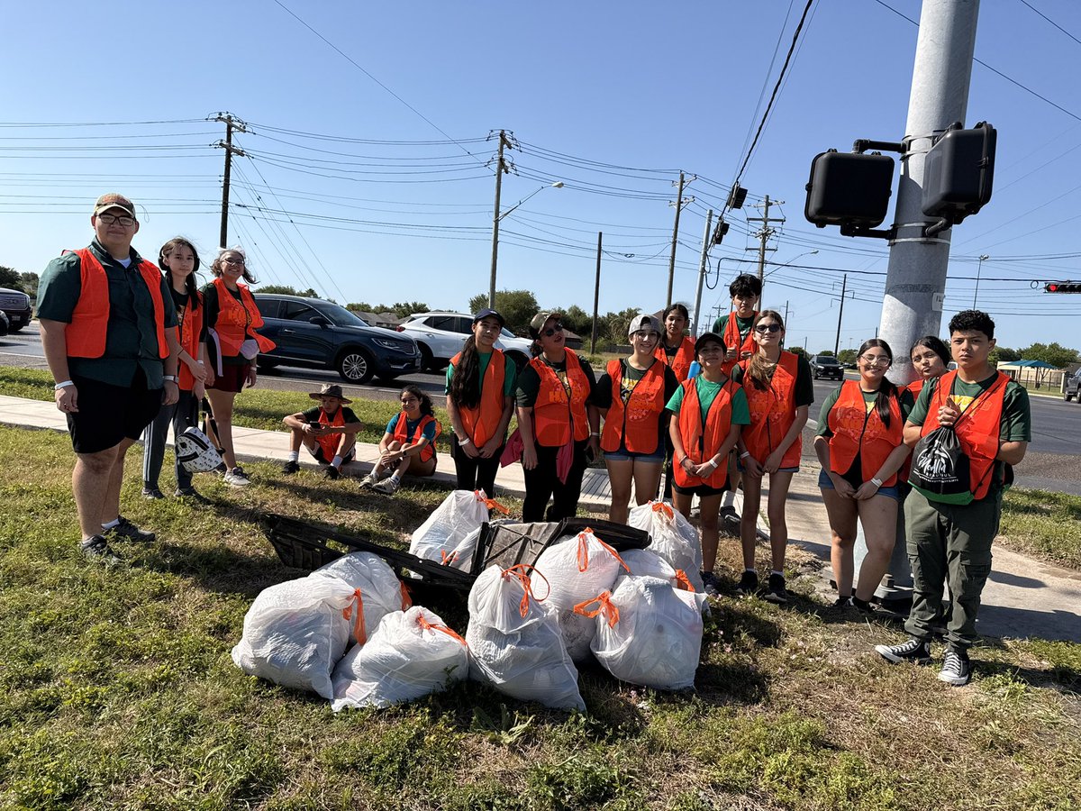 HOSANERD's tweet photo. Rowe HOSA AT THE Keep McAllen Beautiful event giving back to our community !!#HealthcareHeroesInTraining @McAllenISDCTE @McAllenISD @Rowe006 https://t.co/XDIafLtL7g