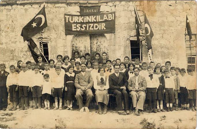 BRMMRNGZ's tweet image. Türk İnkılâbının siyasal görünüşüdür.Cumhuriyetçilik devlet yönetiminde ve düzeninde millet iradesinin egemen olmasıdır.Devletin biçimini belirleyen yönetim tarzıdır şeklinde de tanımlanabilir.
#İnkılap #Türk #Türkiye #TürkiyeCumhuriyeti #Hak #Hukuk #Adalet #BüyükMilletUyandı